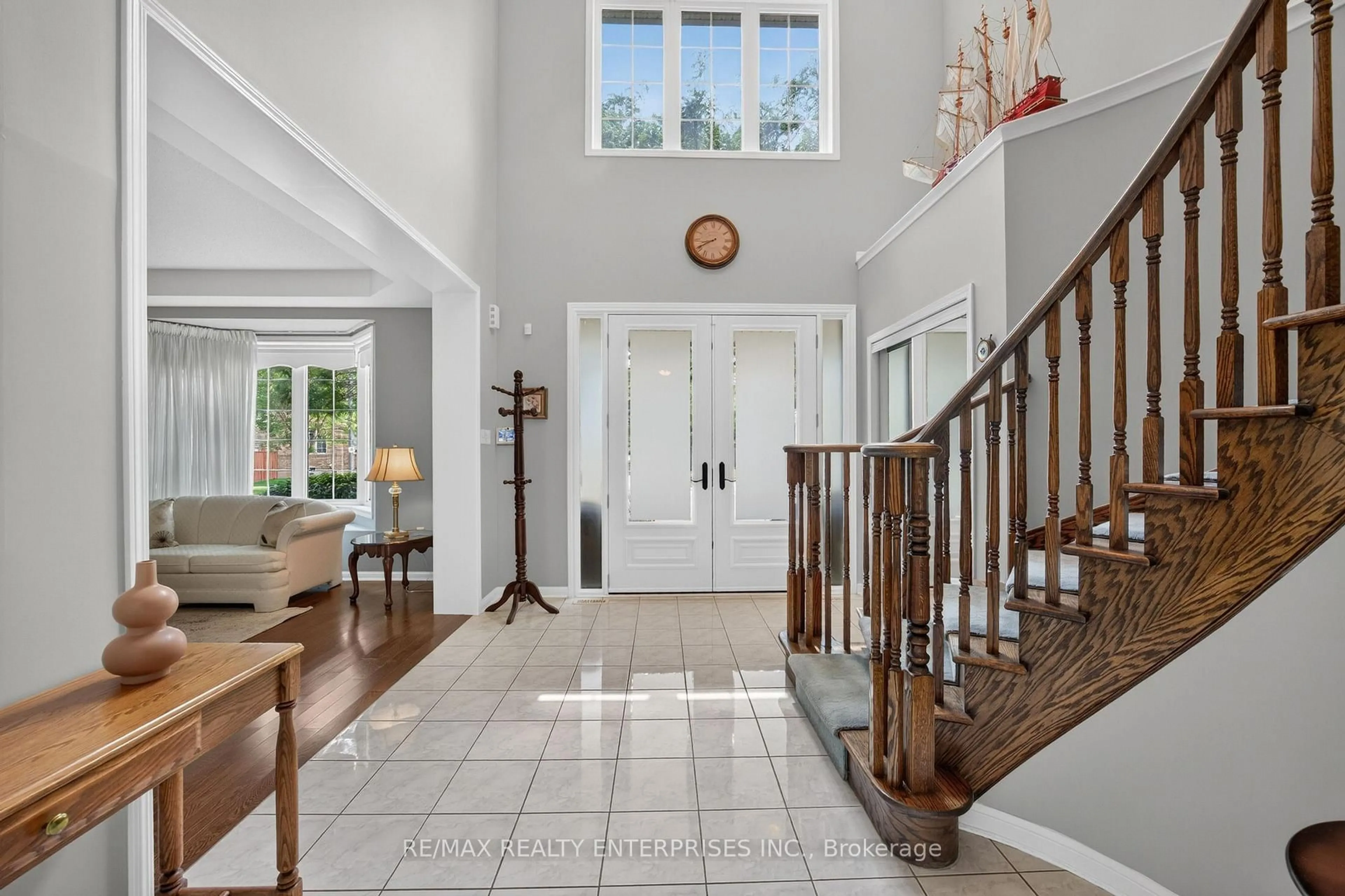 Indoor entryway for 987 Stearn Pl, Milton Ontario L9T 6N3