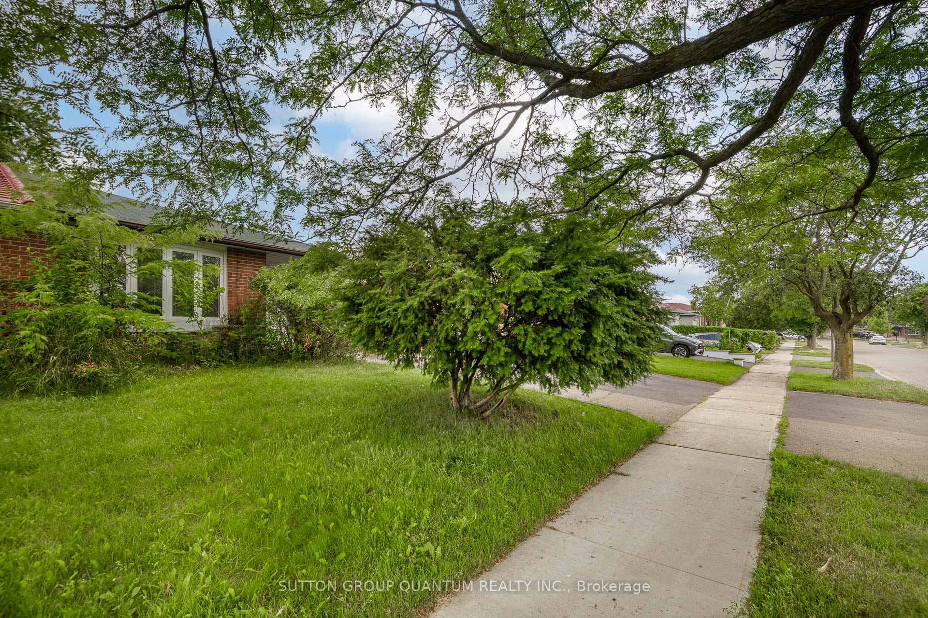 A pic from outside/outdoor area/front of a property/back of a property/a pic from drone, street for 754 Eaglemount Cres, Mississauga Ontario L5C 1N9