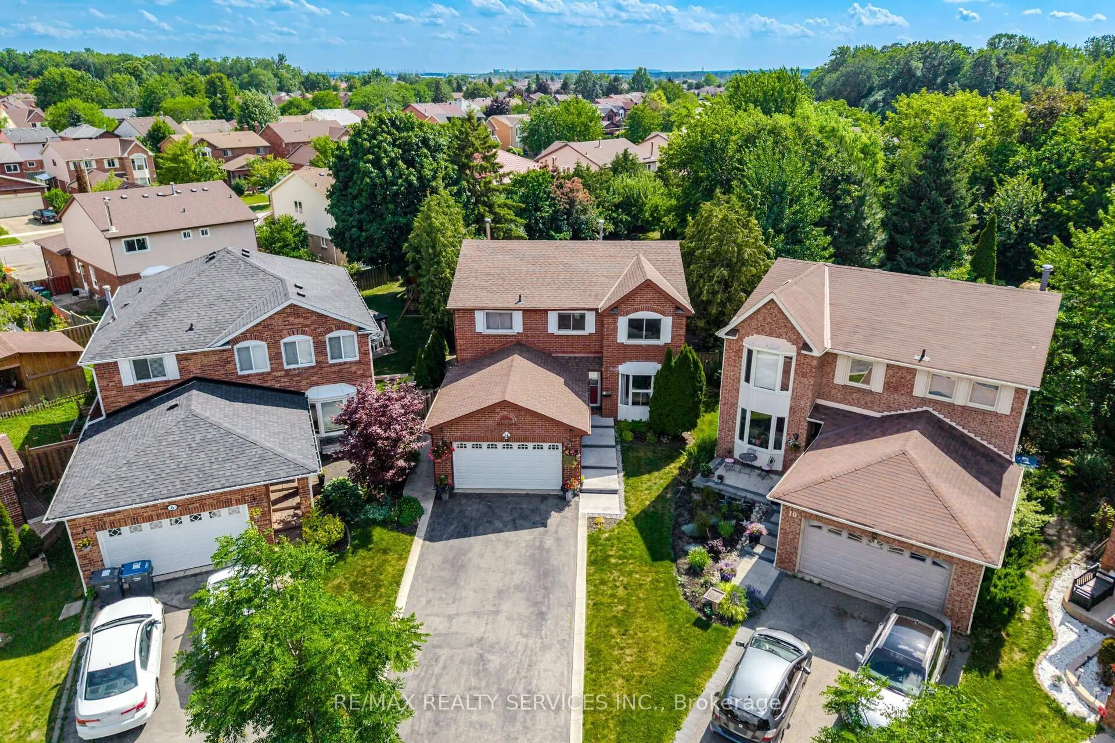 A pic from outside/outdoor area/front of a property/back of a property/a pic from drone, street for 8 Paramount Pl, Brampton Ontario L6Y 2T3