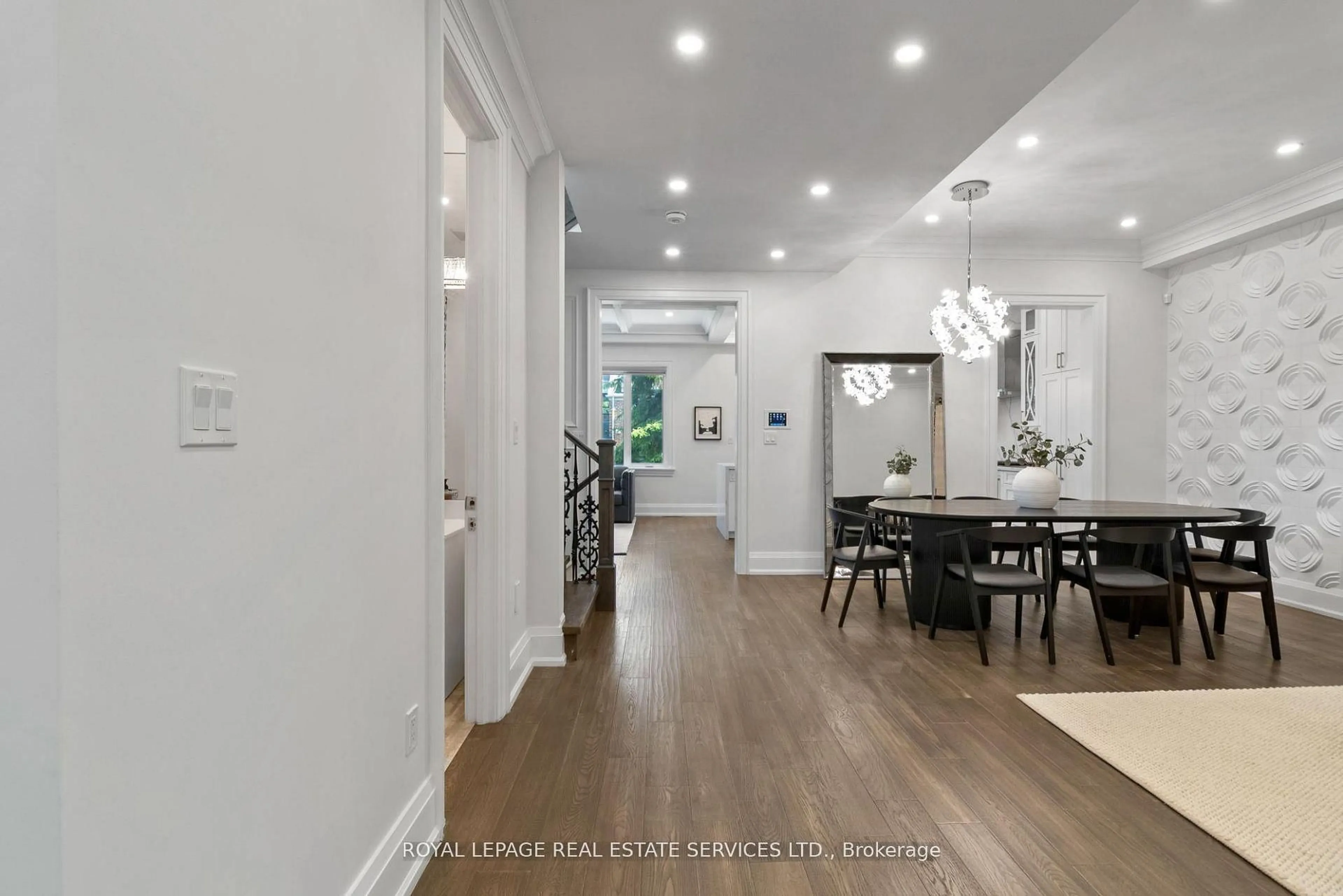 Indoor foyer for 5 Kirk Bradden Rd, Toronto Ontario M8Y 2G1