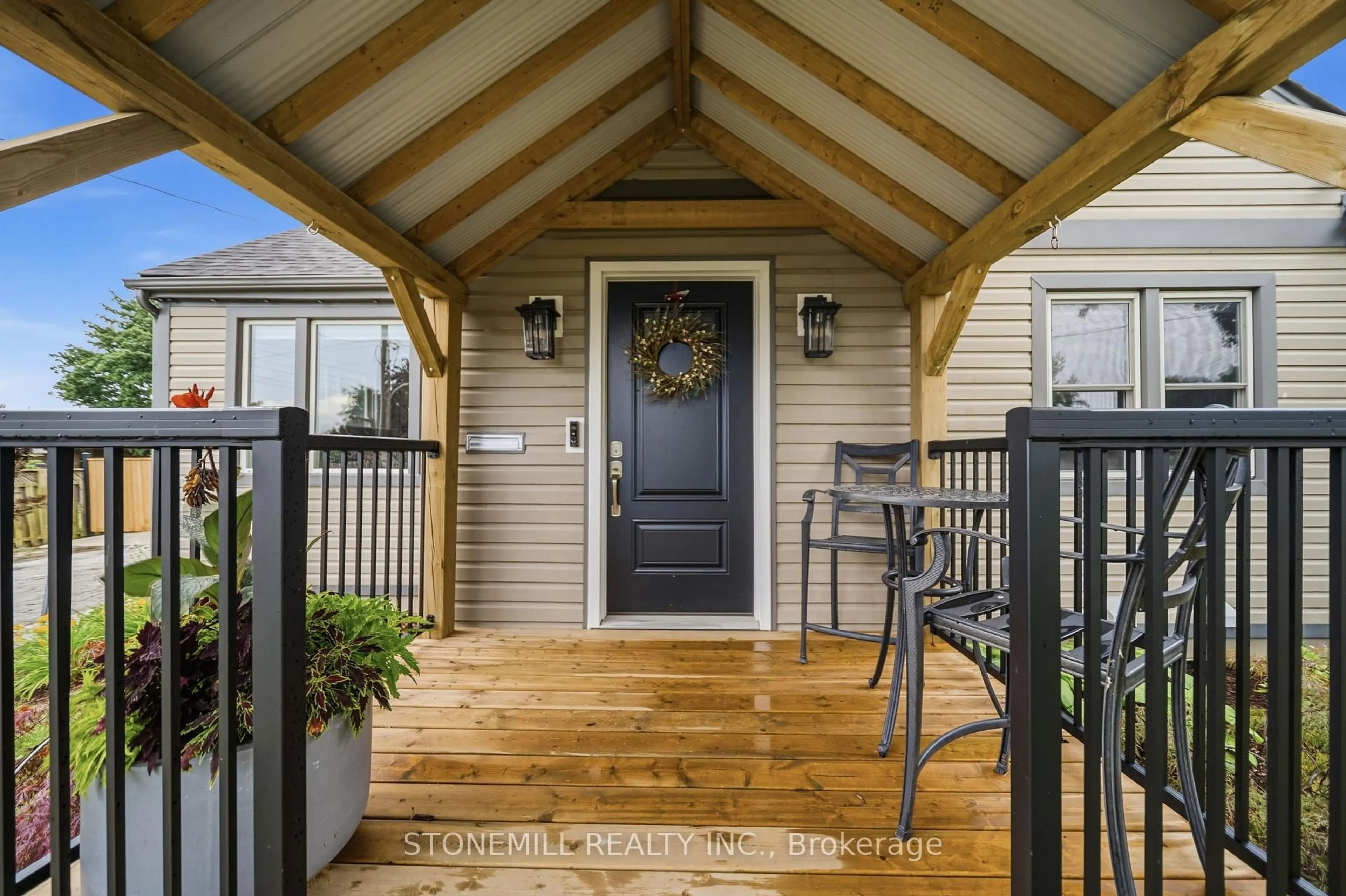 Indoor entryway for 1198 Fisher Ave, Burlington Ontario L7P 2L4