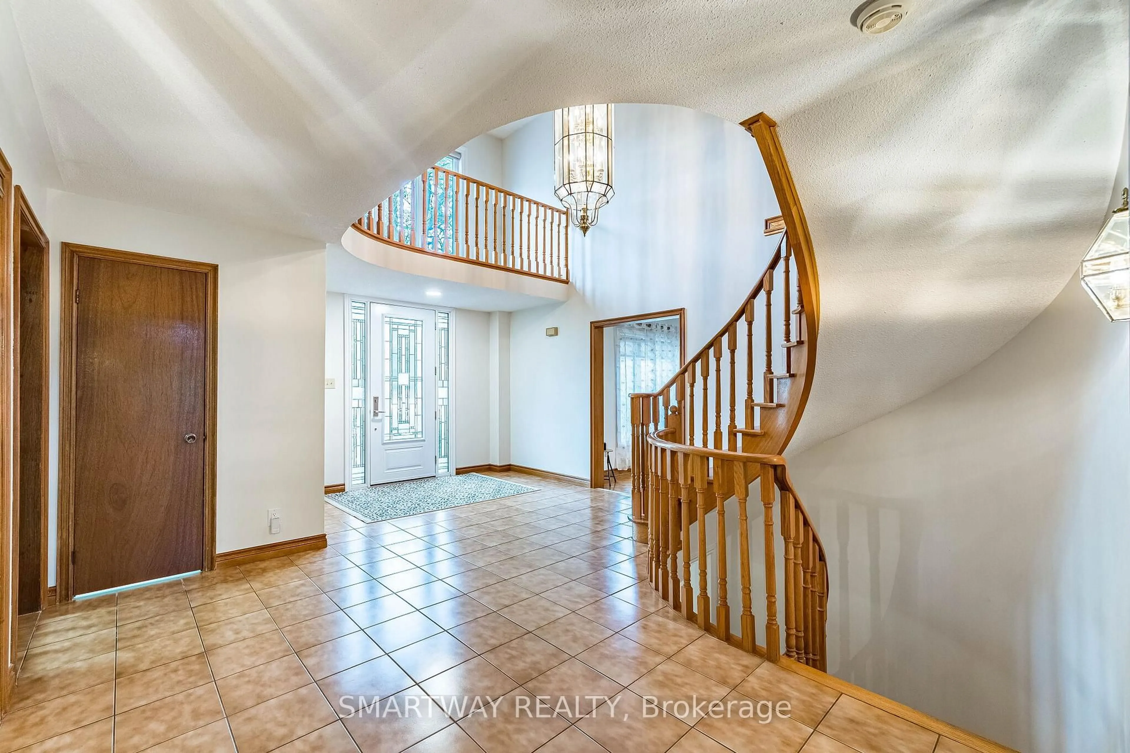 Indoor foyer for 4522 Badminton Dr, Mississauga Ontario L5M 3H7