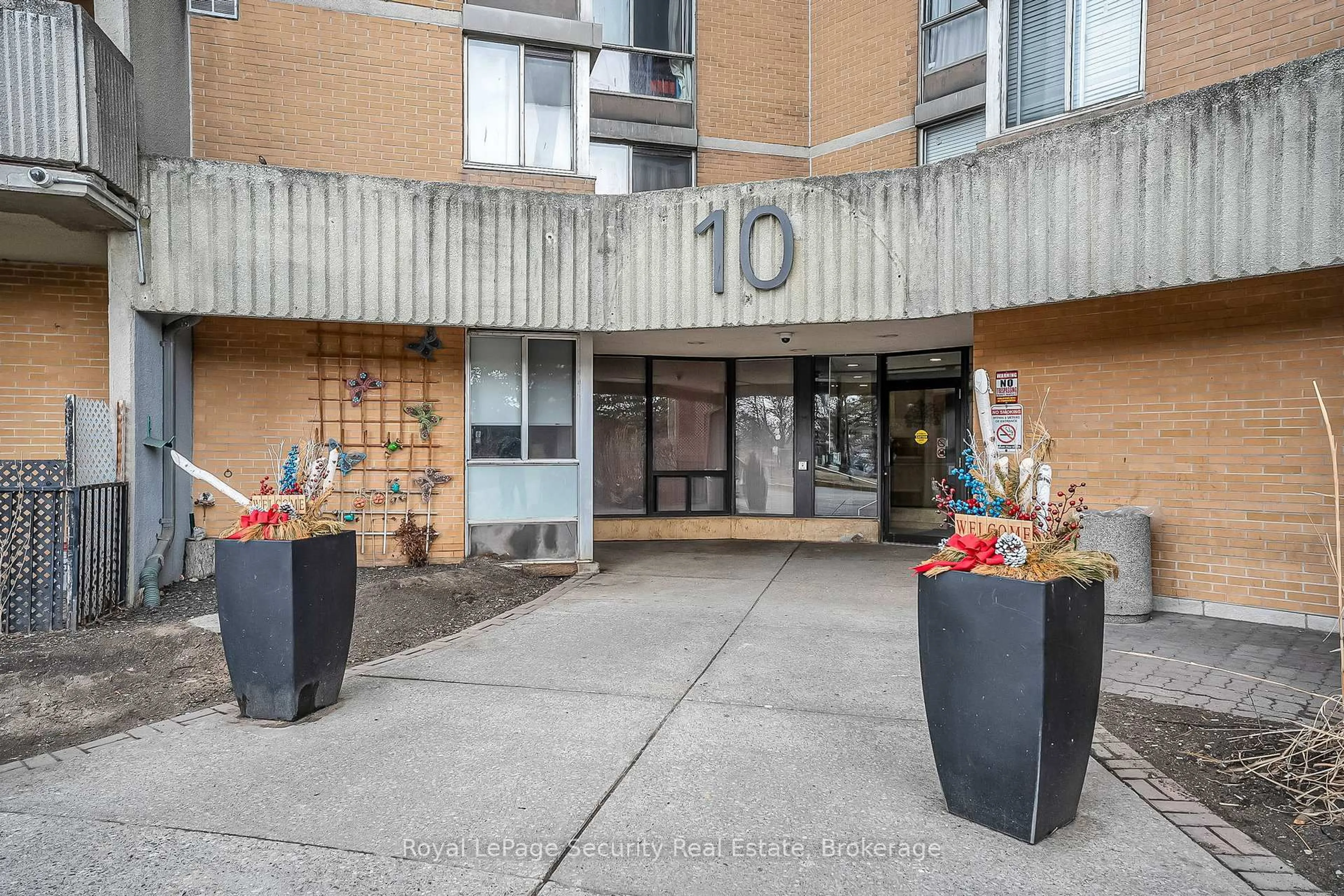 Indoor foyer for 10 Martha Eaton Way #1207, Toronto Ontario M6M 5B3