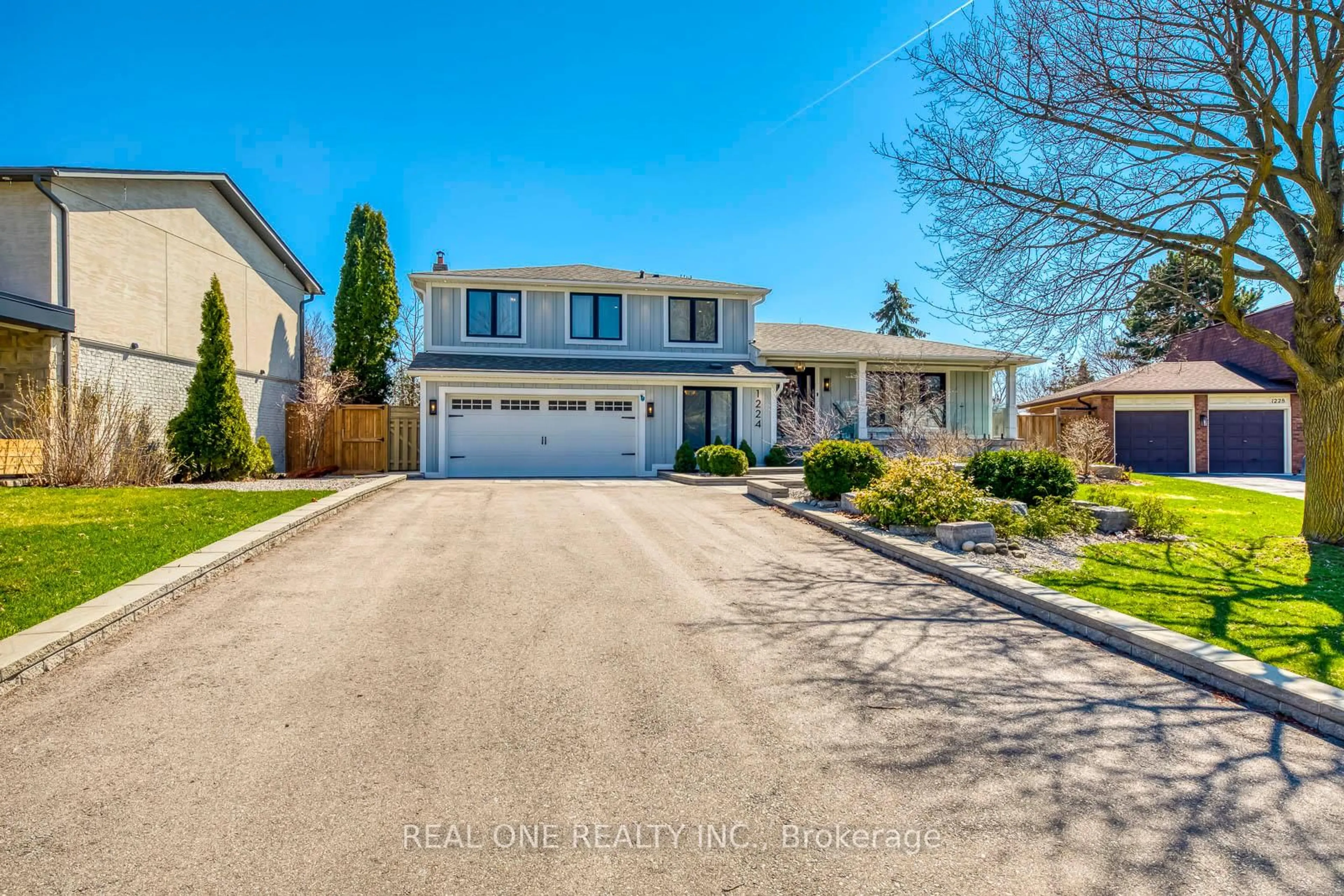 Home with vinyl exterior material, street for 1224 Willowbrook Dr, Oakville Ontario L6L 2K1