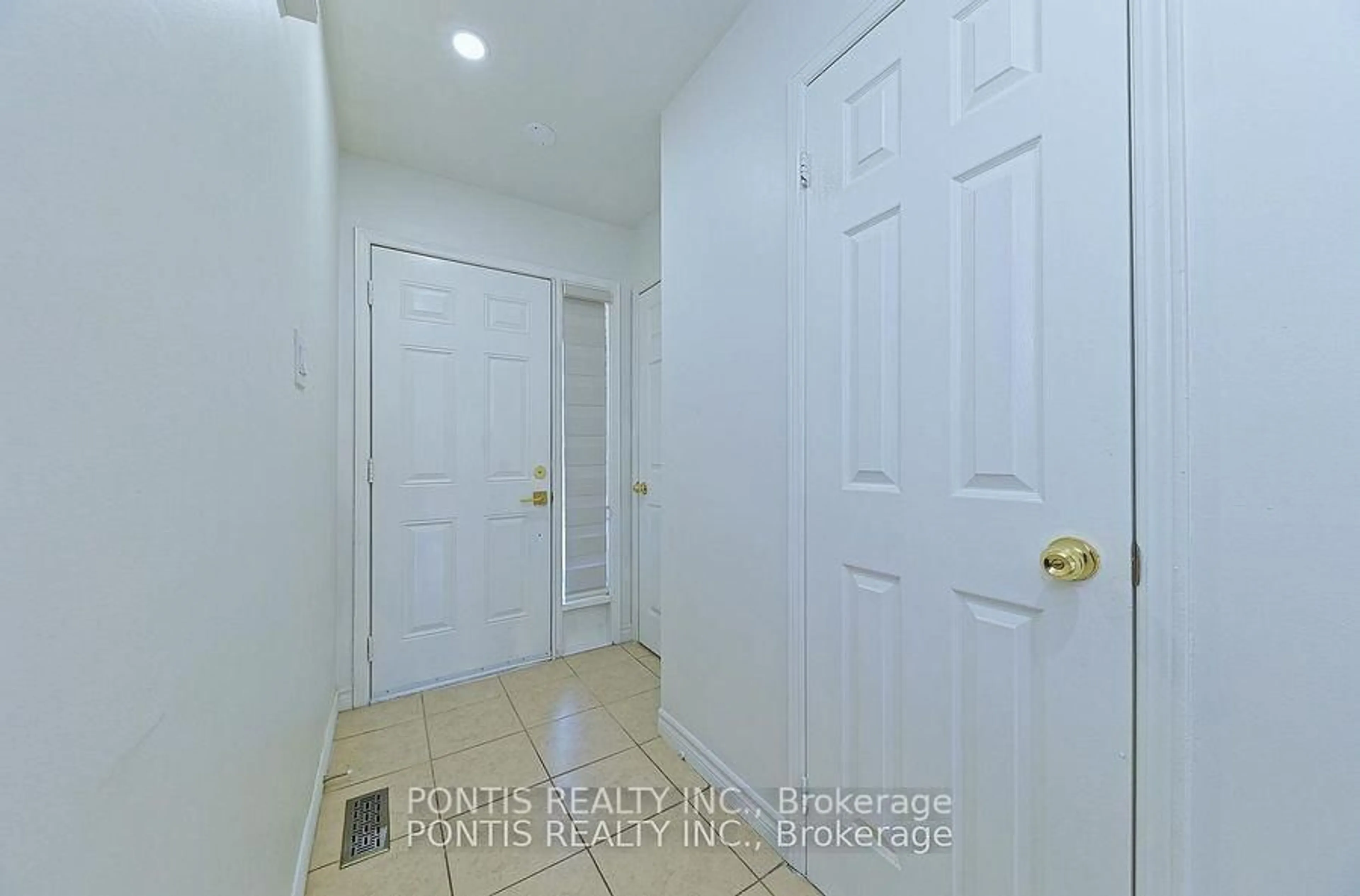 Indoor entryway for 198 MOFFATT Ave, Brampton Ontario L6Y 4R3