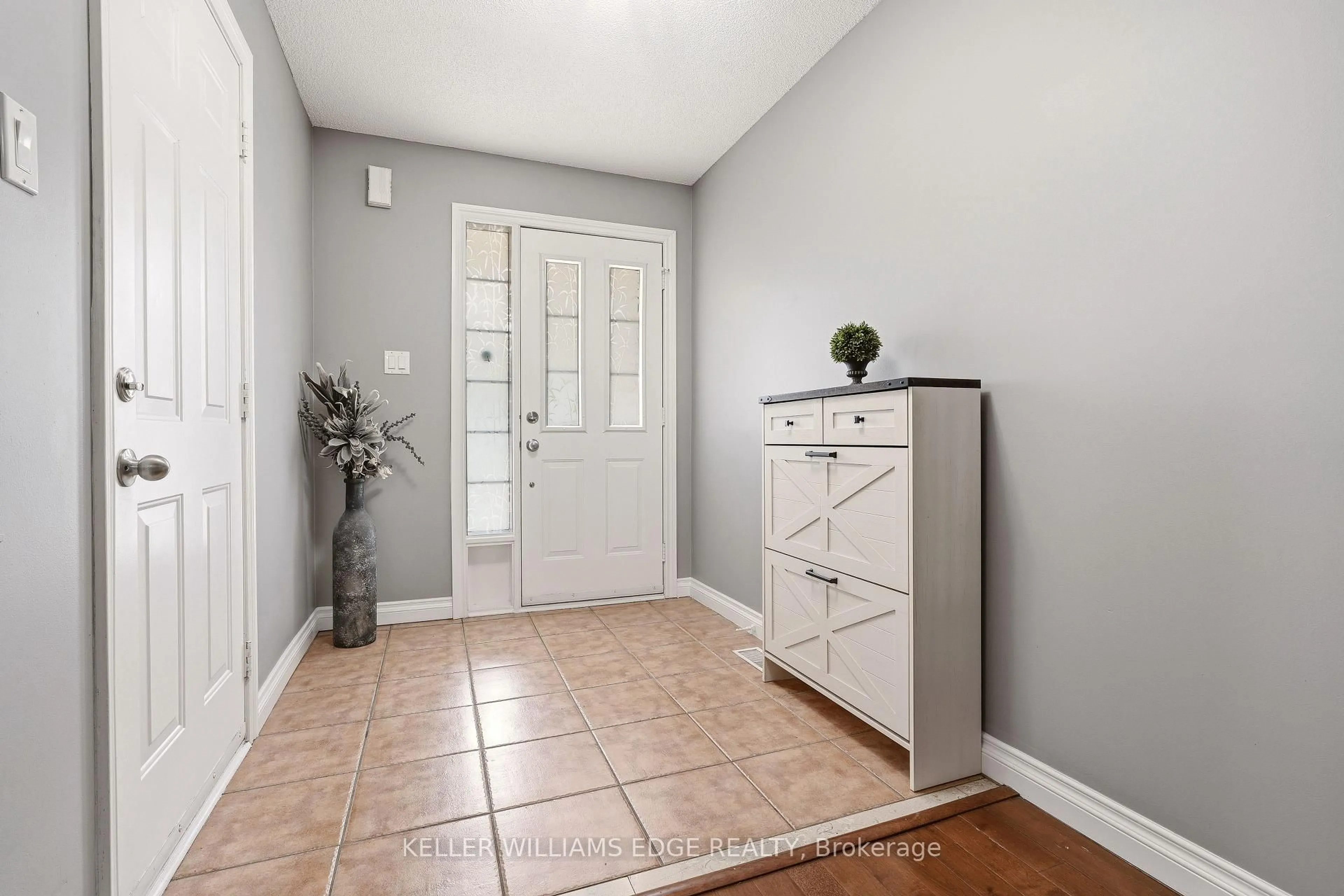 Indoor entryway for 2408 Nichols Dr, Oakville Ontario L6H 6T2