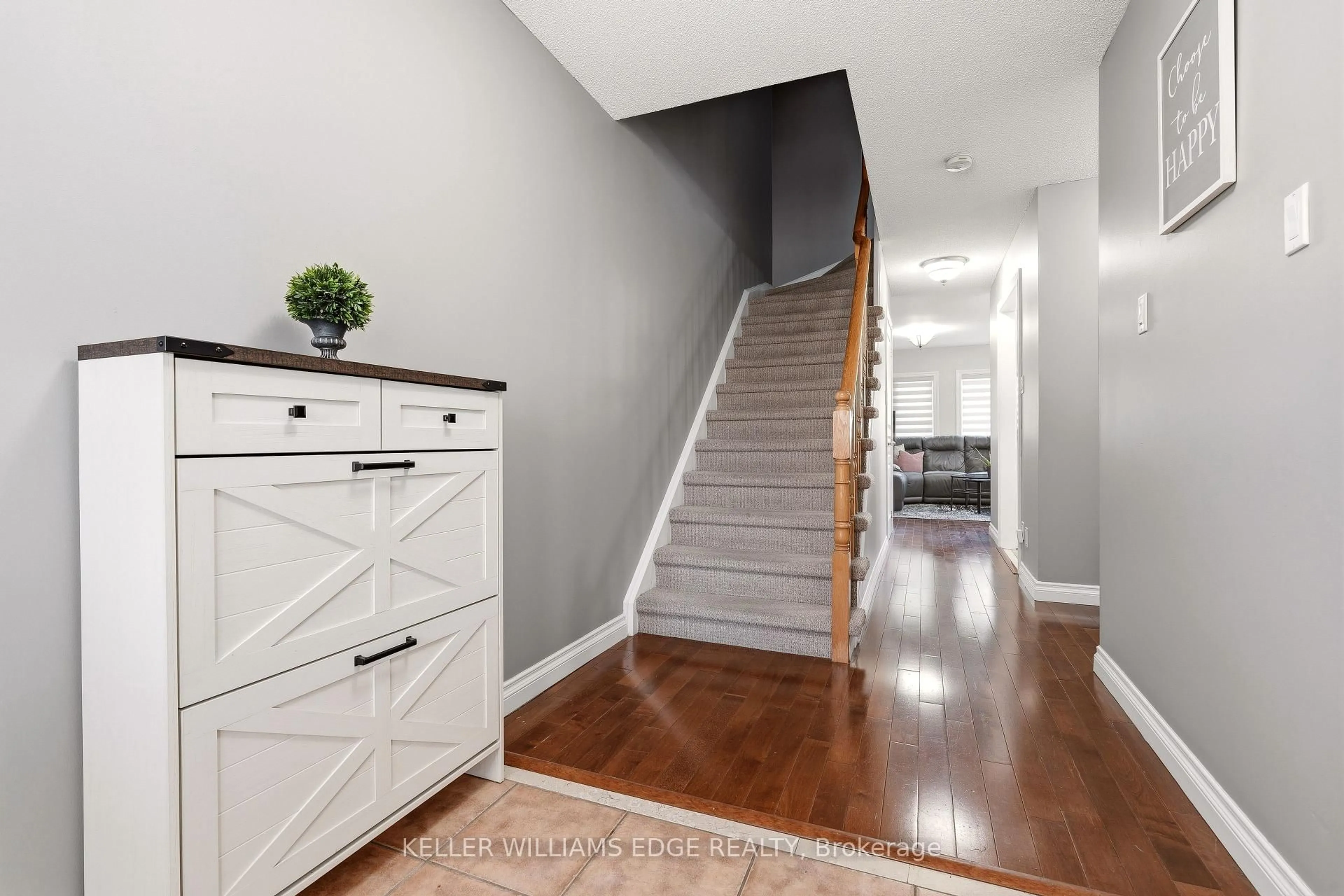 Indoor entryway for 2408 Nichols Dr, Oakville Ontario L6H 6T2
