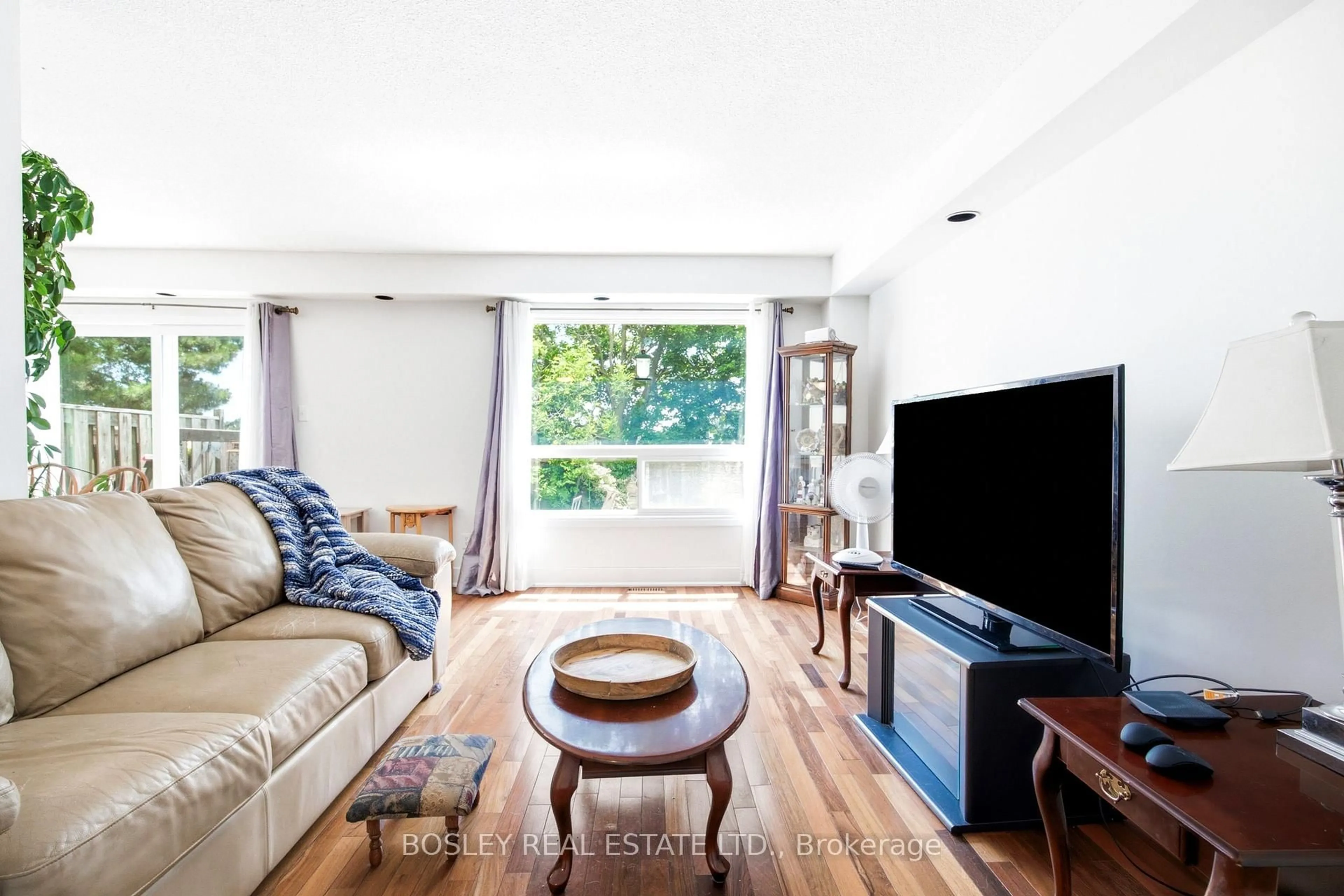 Living room with furniture, unknown for 3079 Fifth Line #18, Mississauga Ontario L5L 3T1