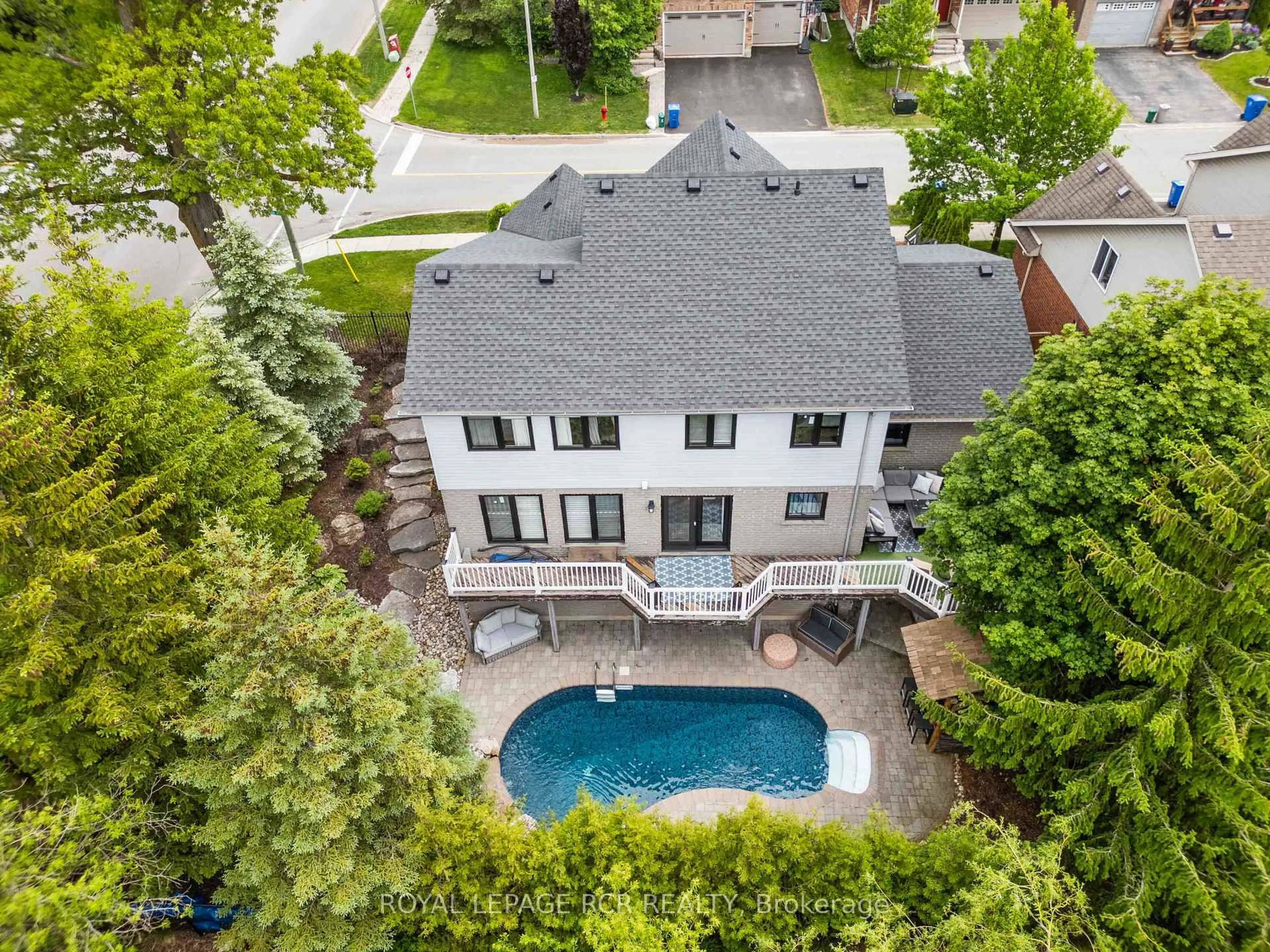 A pic from outside/outdoor area/front of a property/back of a property/a pic from drone, street for 118 Oak Ridge Dr, Orangeville Ontario L9W 5J5