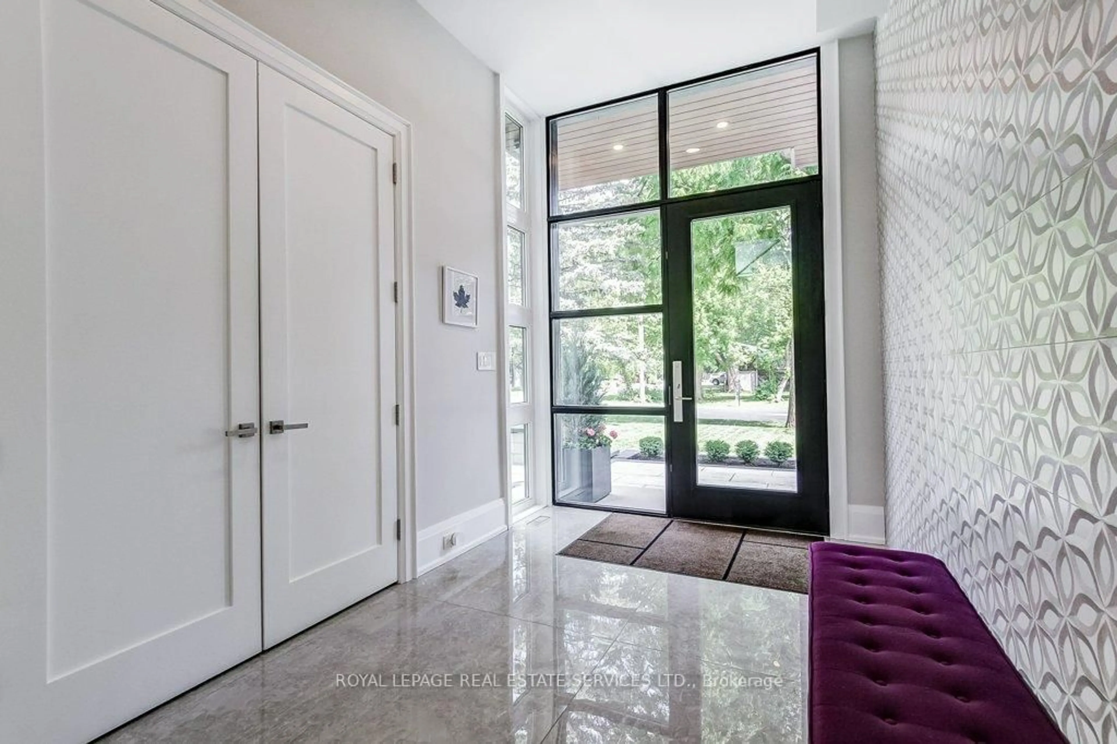 Indoor entryway for 3119 Victoria St, Oakville Ontario L6L 1K3