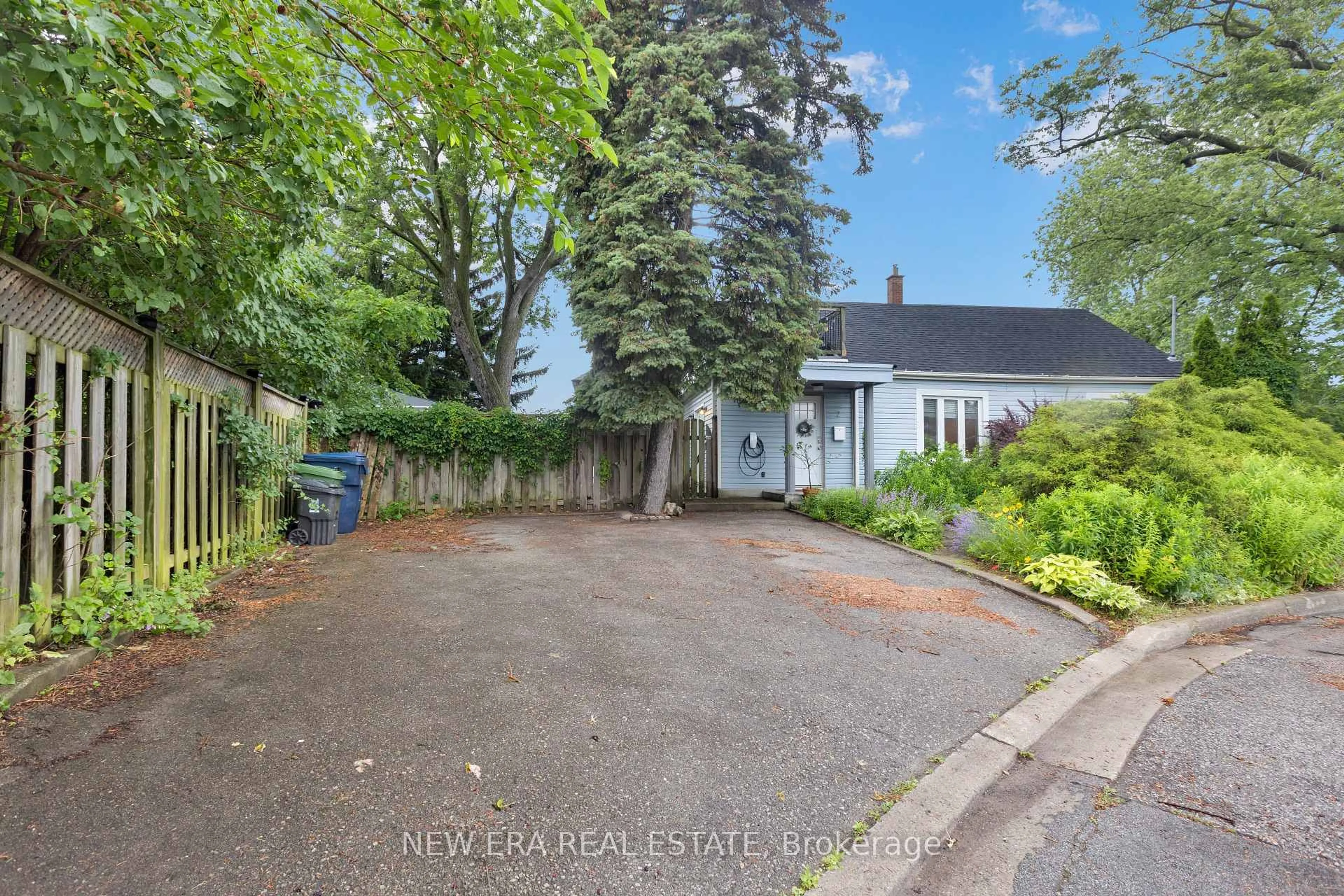 A pic from outside/outdoor area/front of a property/back of a property/a pic from drone, street for 2 Foch Ave, Toronto Ontario M8W 3W8