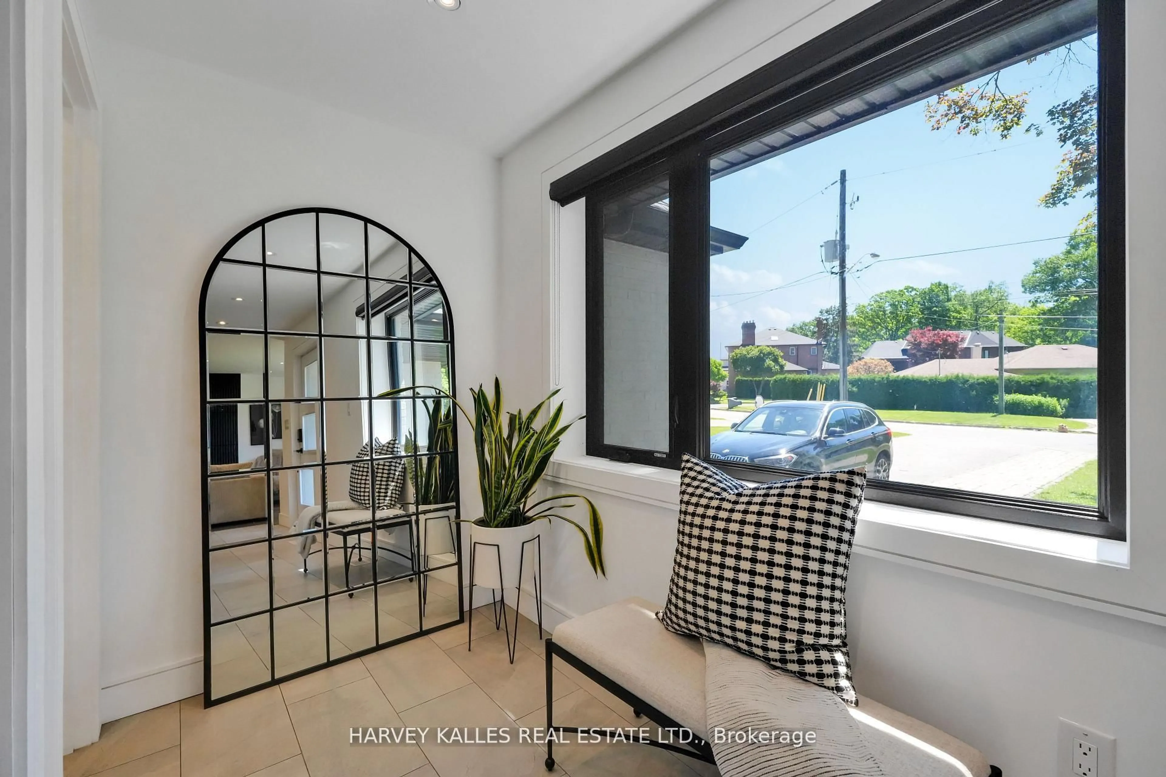 Indoor entryway for 8 Circle Rdge, Toronto Ontario M6L 2H6