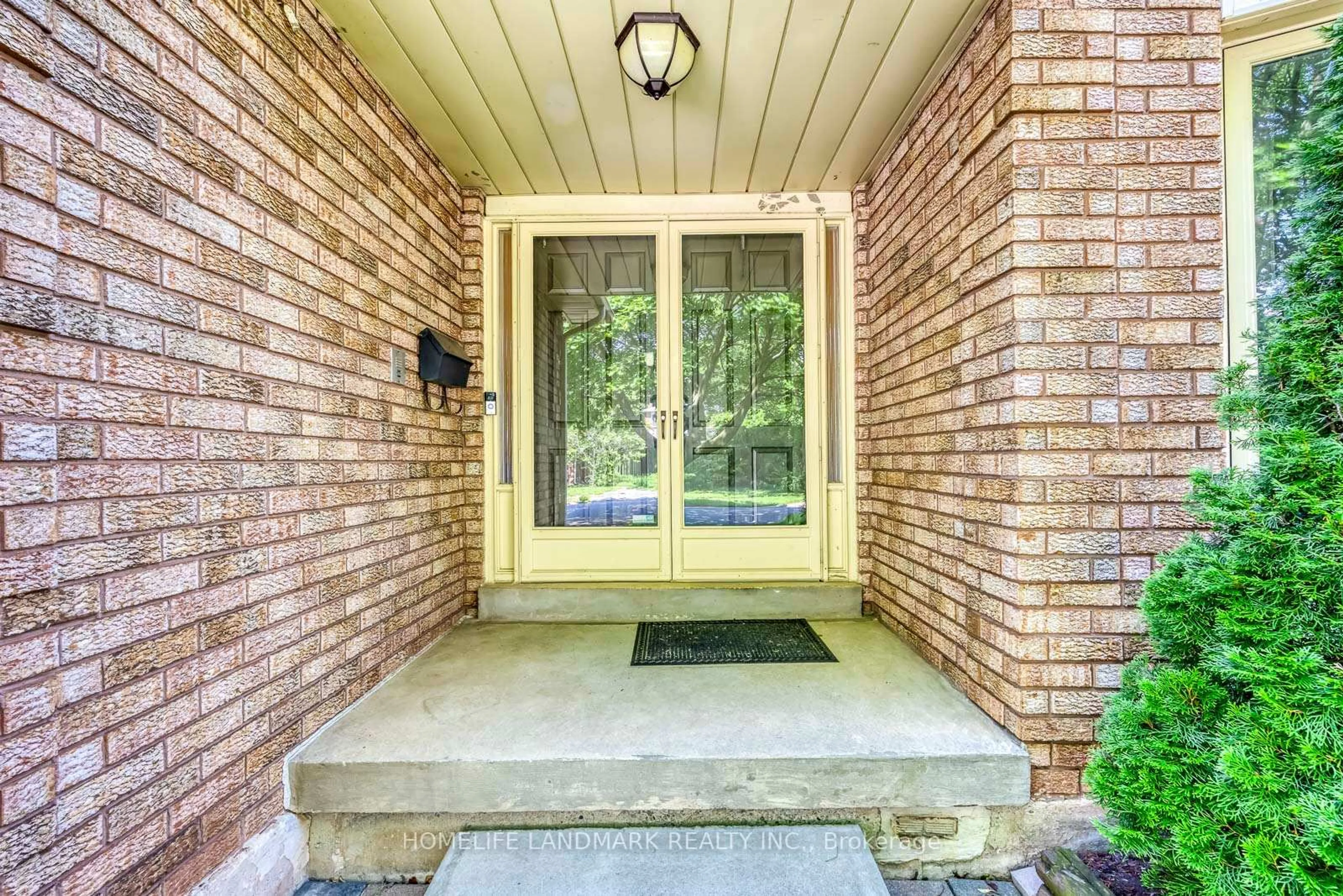 Indoor entryway for 1237 Beechgrove Cres, Oakville Ontario L6M 2B5