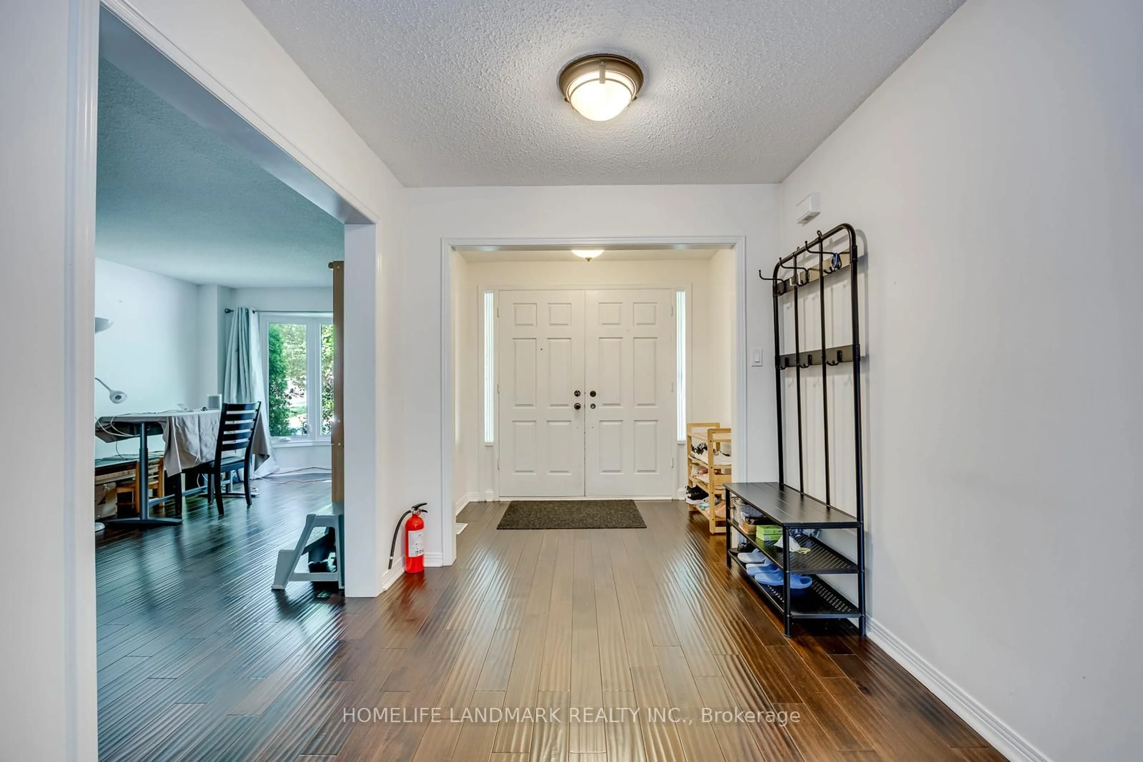 Indoor entryway for 1237 Beechgrove Cres, Oakville Ontario L6M 2B5