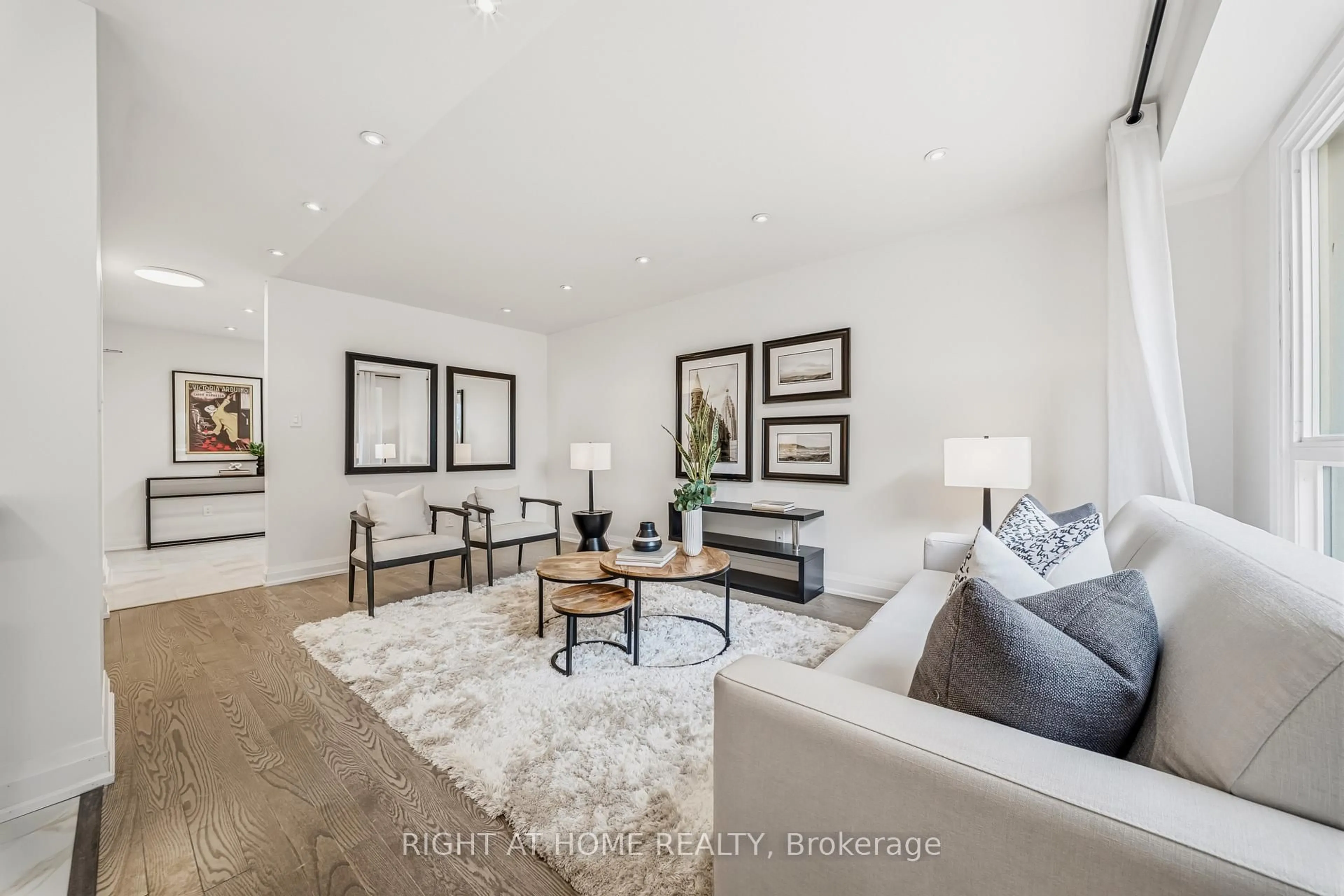 Living room with furniture, unknown for 3079 Fifth Line #19, Mississauga Ontario L5L 3T1