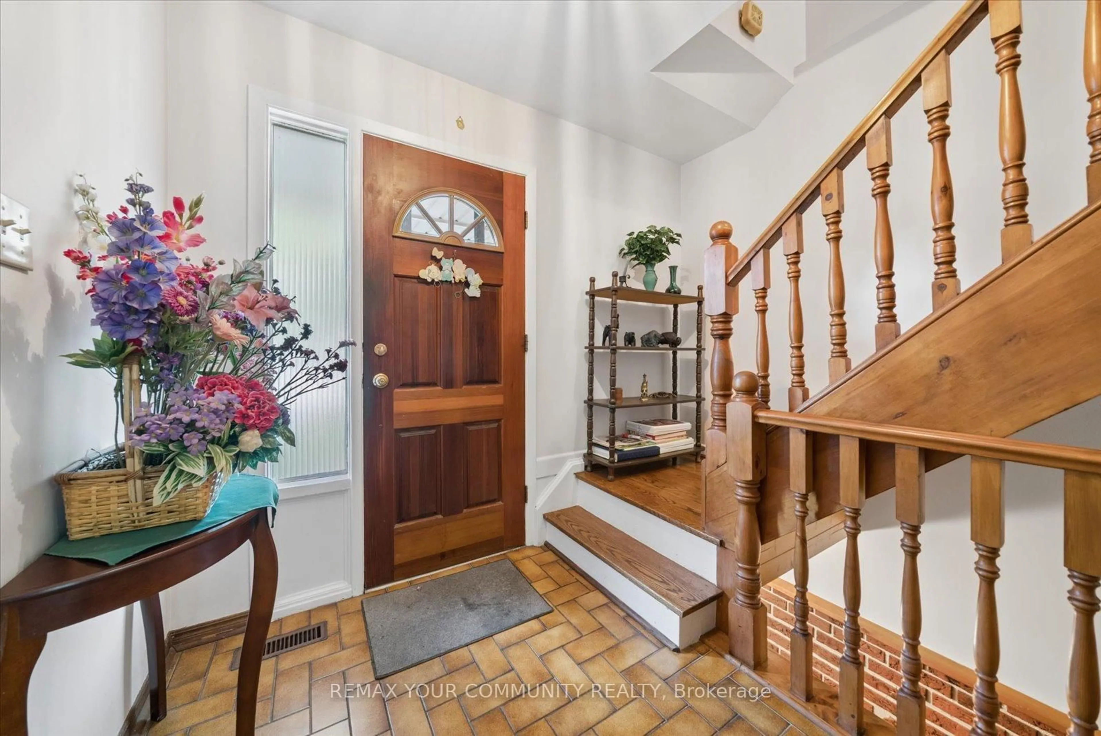 Indoor foyer for 31 Deloraine Dr, Brampton Ontario L6T 1T6