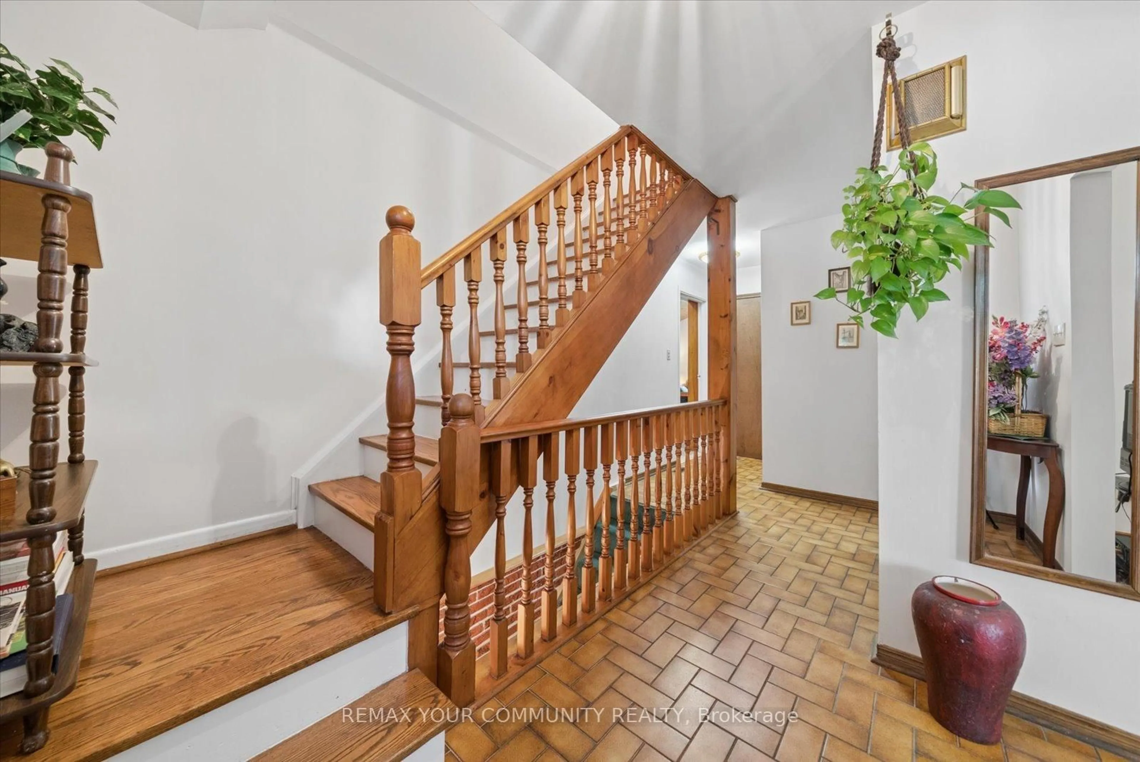 Indoor foyer for 31 Deloraine Dr, Brampton Ontario L6T 1T6