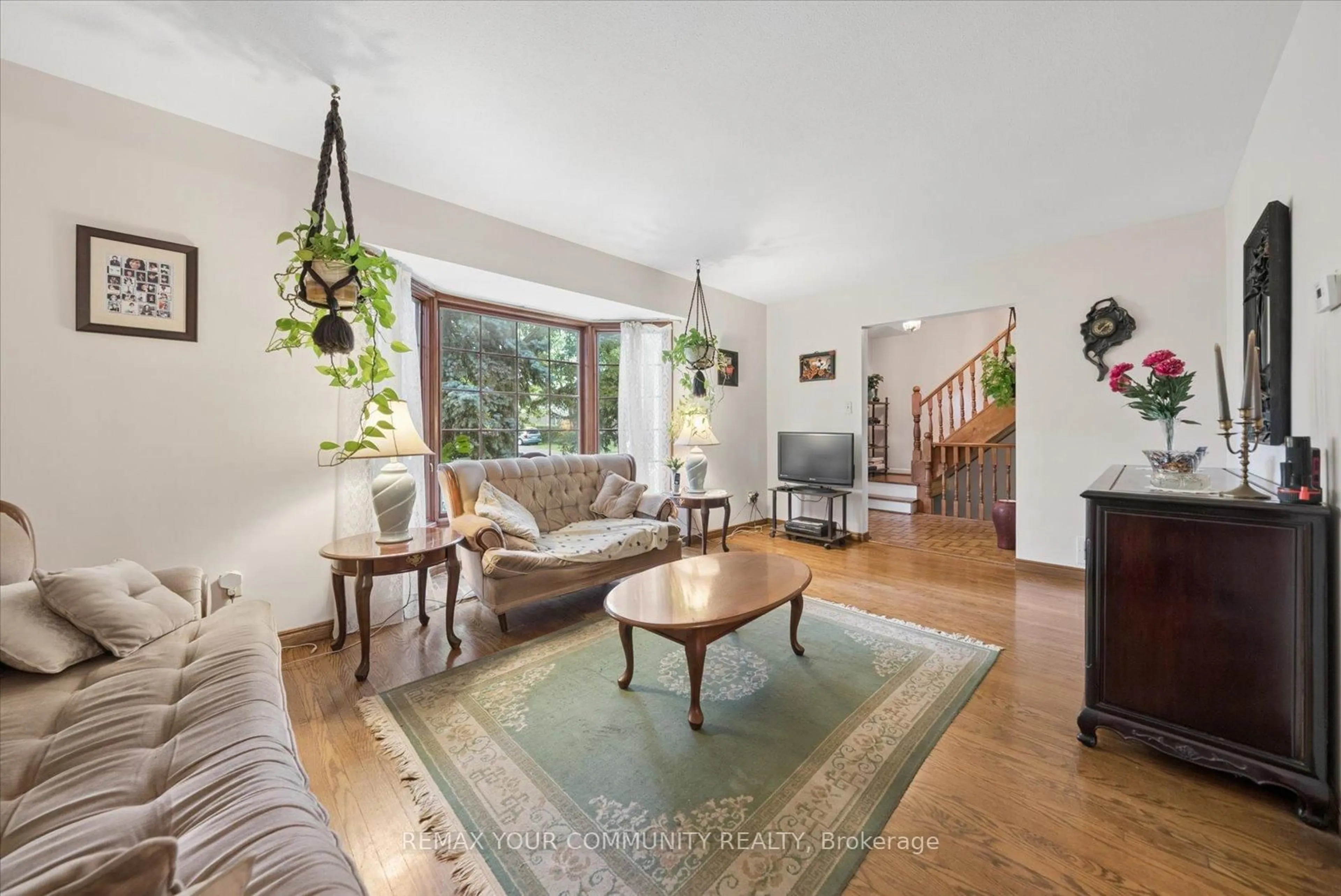 Living room with furniture, unknown for 31 Deloraine Dr, Brampton Ontario L6T 1T6