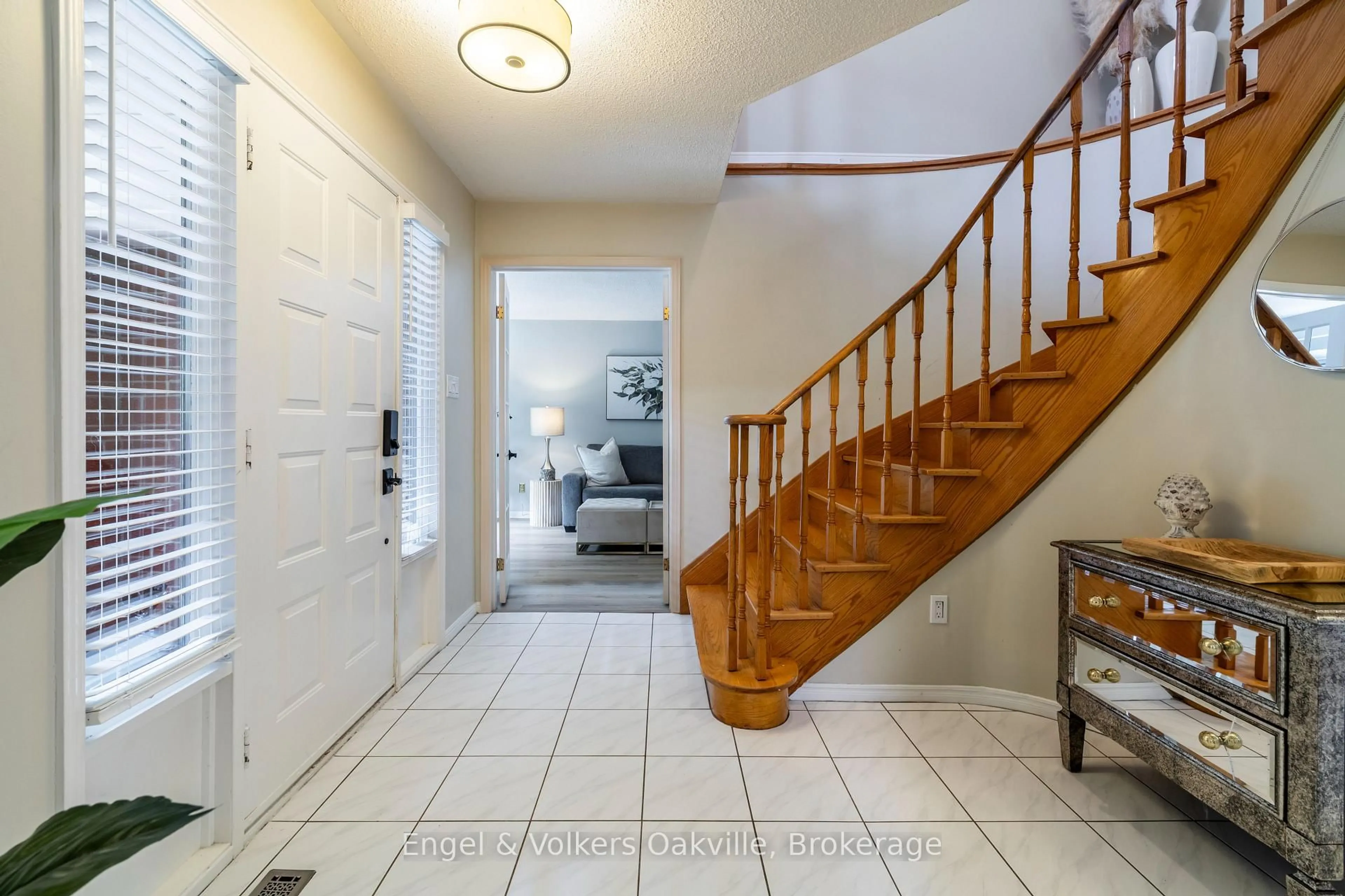 Indoor entryway for 1181 Grange Rd, Oakville Ontario L6H 1P8