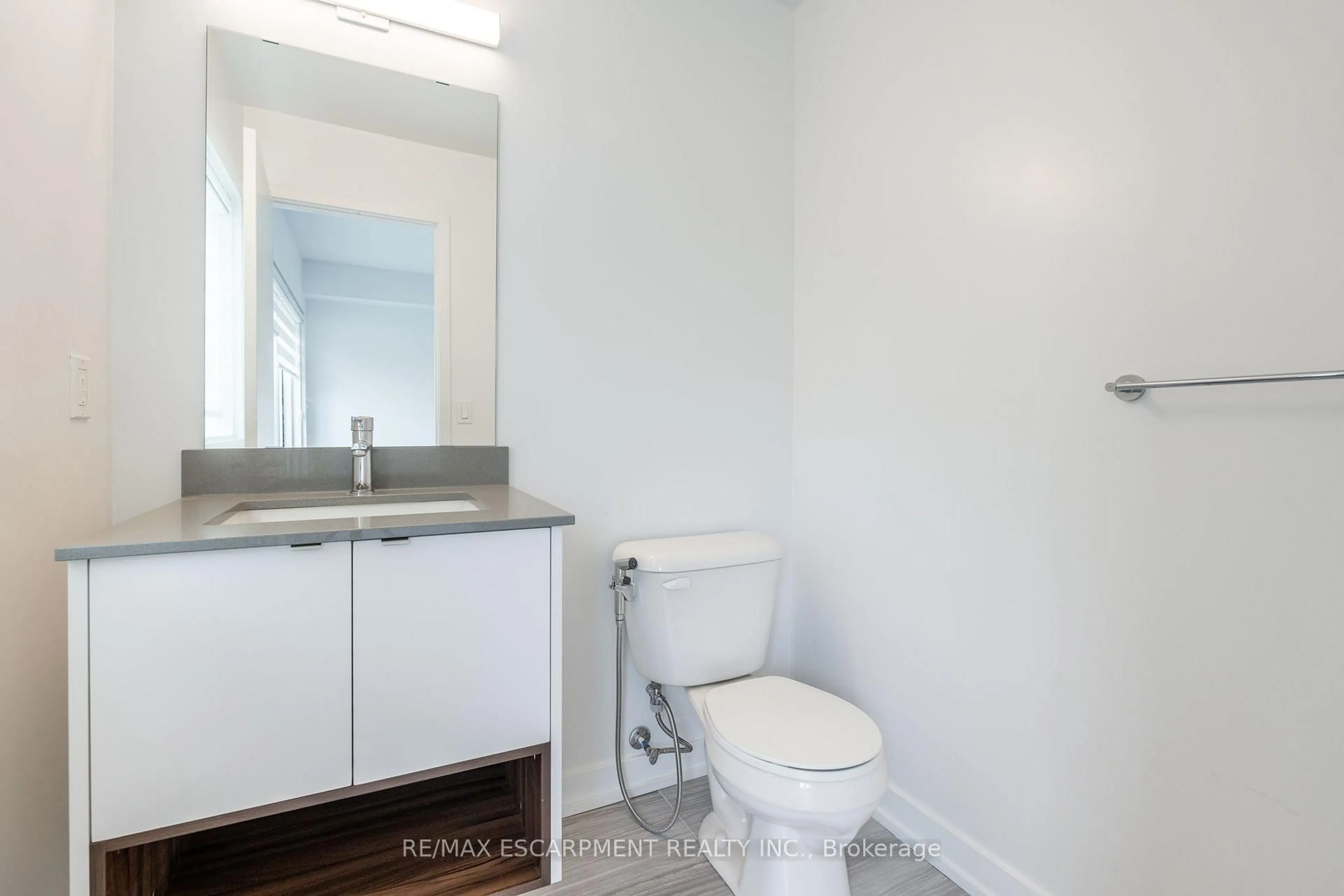 Standard bathroom, unknown for 1121 Cooke Blvd #73, Burlington Ontario L7T 0C3