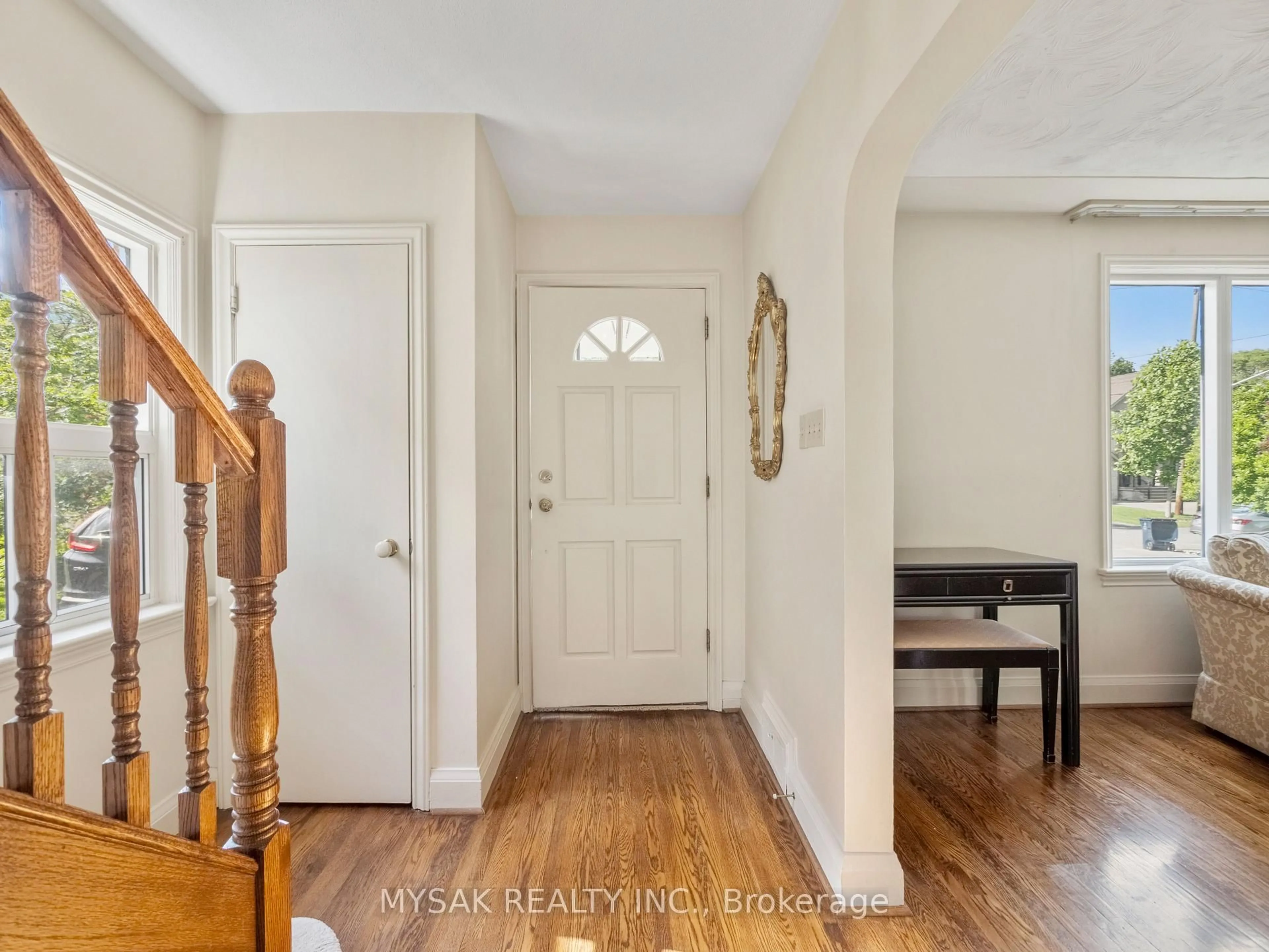 Indoor entryway for 21 Oak Hampton Blvd, Toronto Ontario M9A 2T9