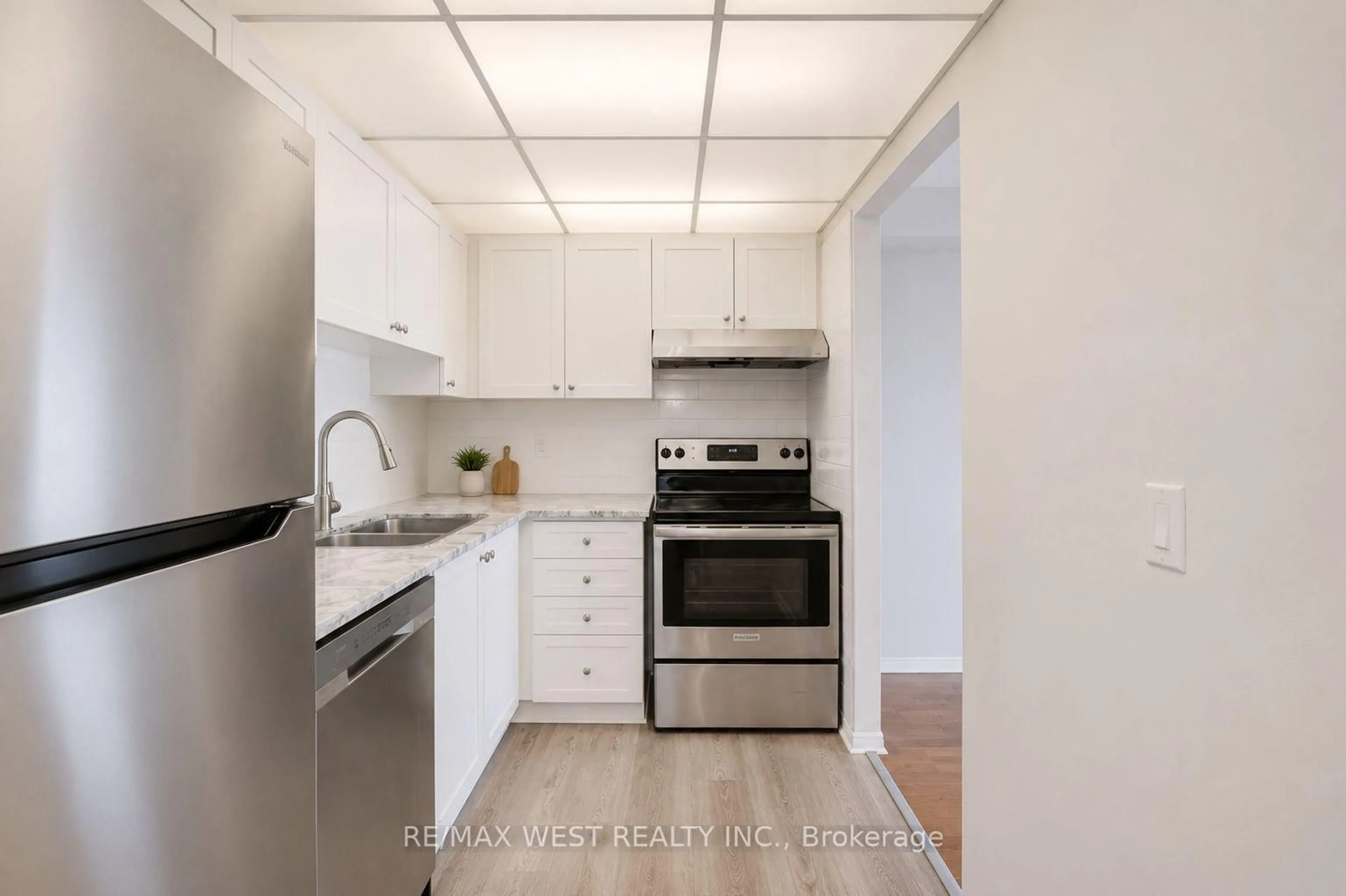 Standard kitchen, unknown for 115 Hillcrest Ave #610, Mississauga Ontario L5B 3Y9