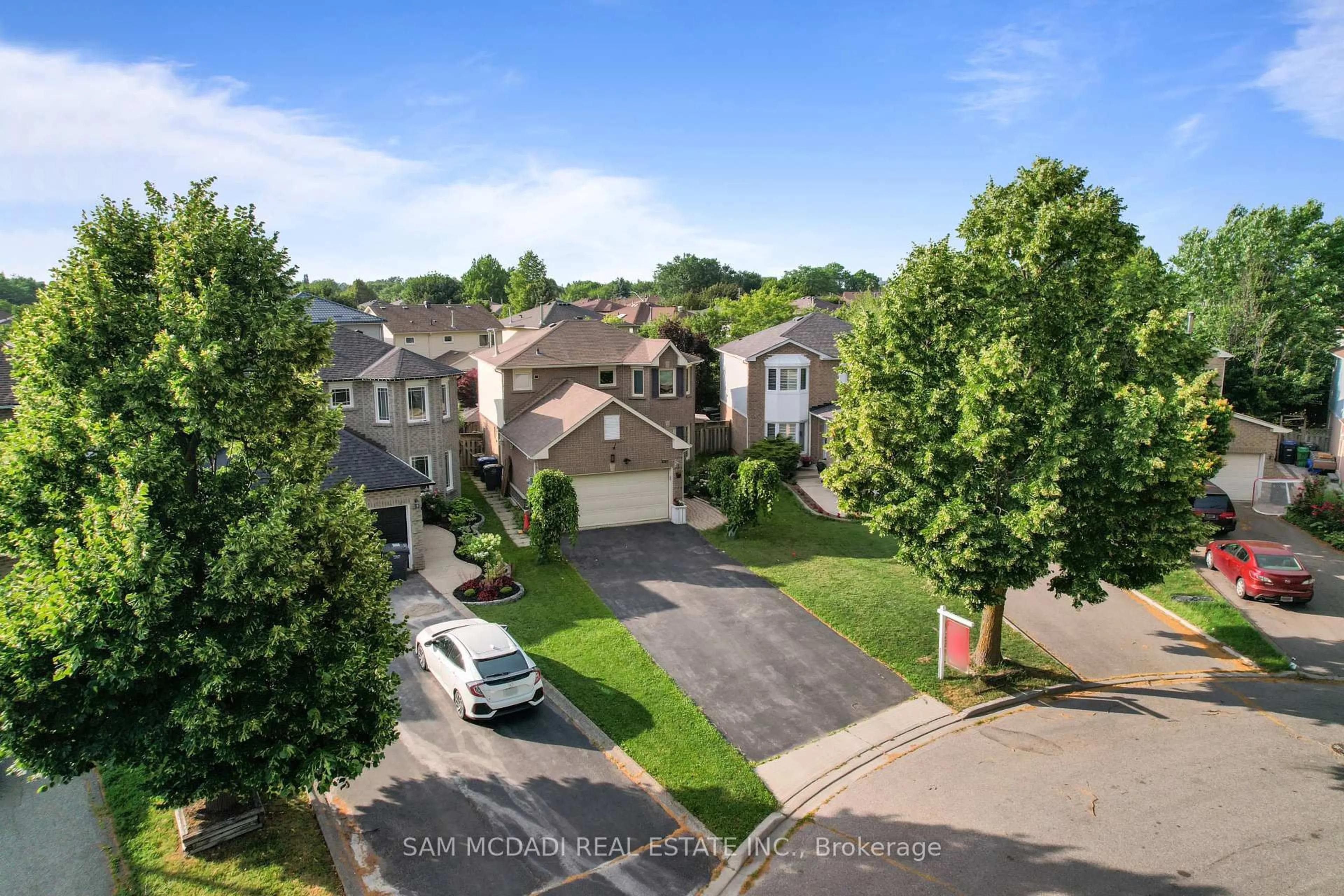 A pic from outside/outdoor area/front of a property/back of a property/a pic from drone, street for 6251 Saltmarsh Crt, Mississauga Ontario L5N 5V9