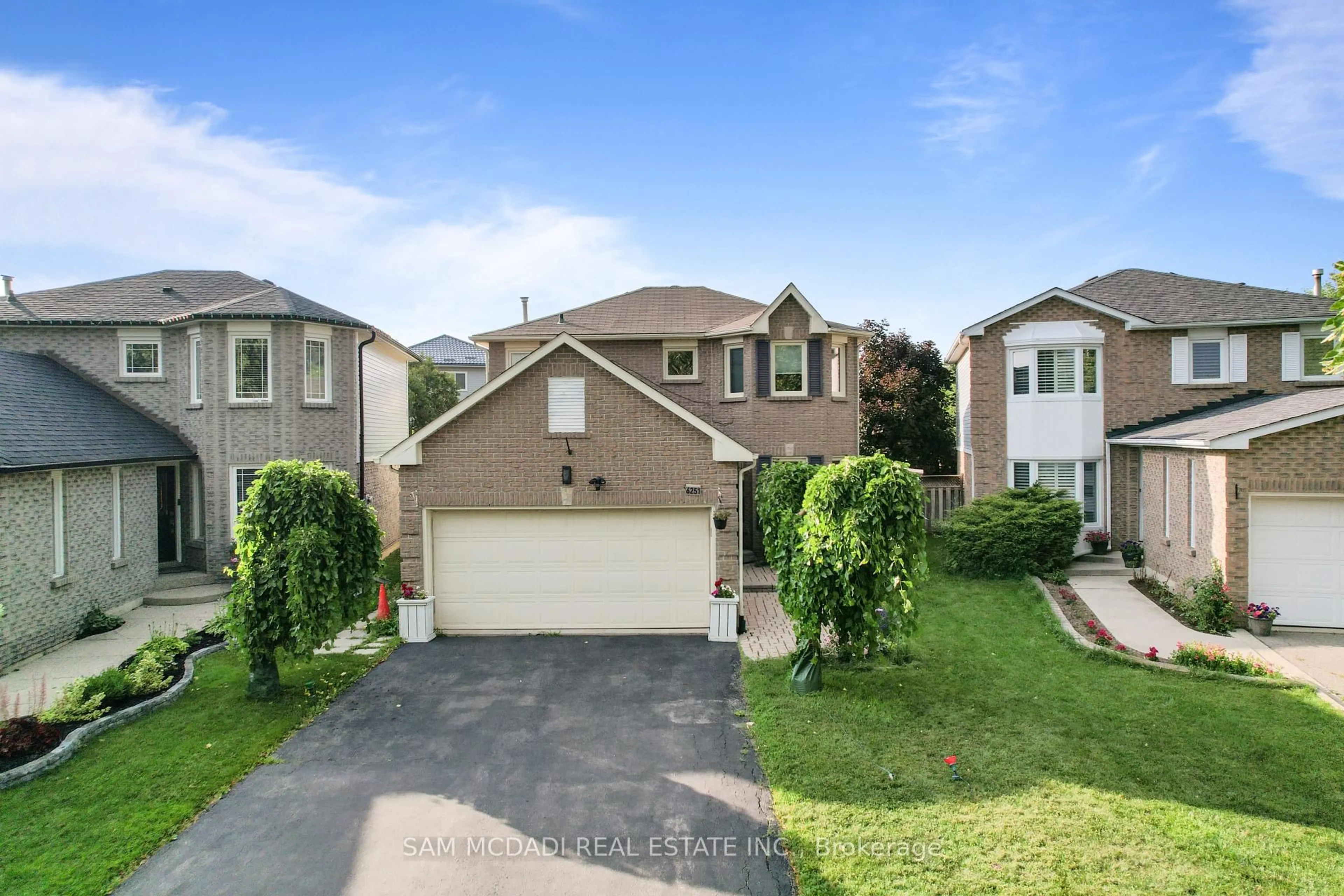 A pic from outside/outdoor area/front of a property/back of a property/a pic from drone, street for 6251 Saltmarsh Crt, Mississauga Ontario L5N 5V9
