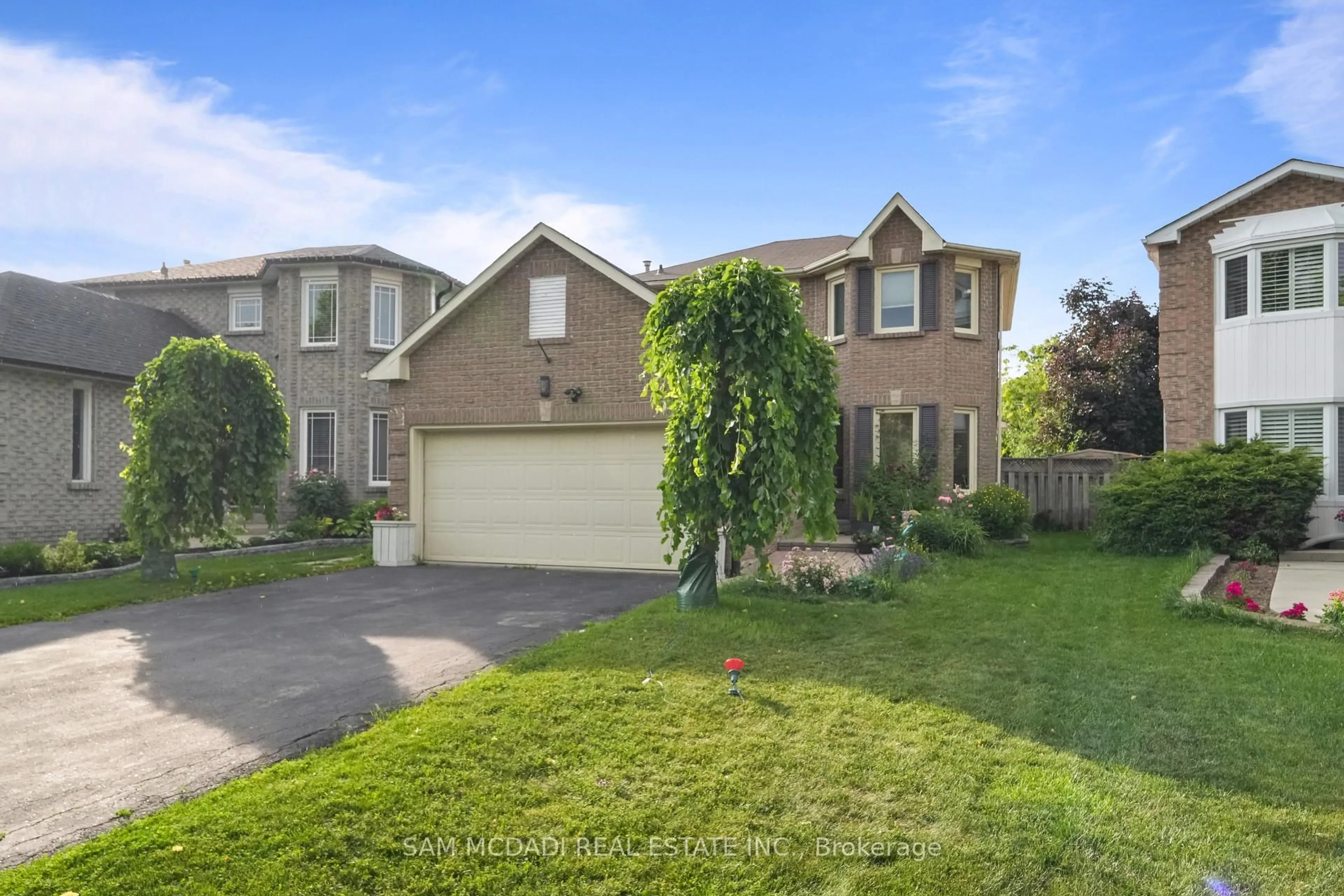 A pic from outside/outdoor area/front of a property/back of a property/a pic from drone, street for 6251 Saltmarsh Crt, Mississauga Ontario L5N 5V9