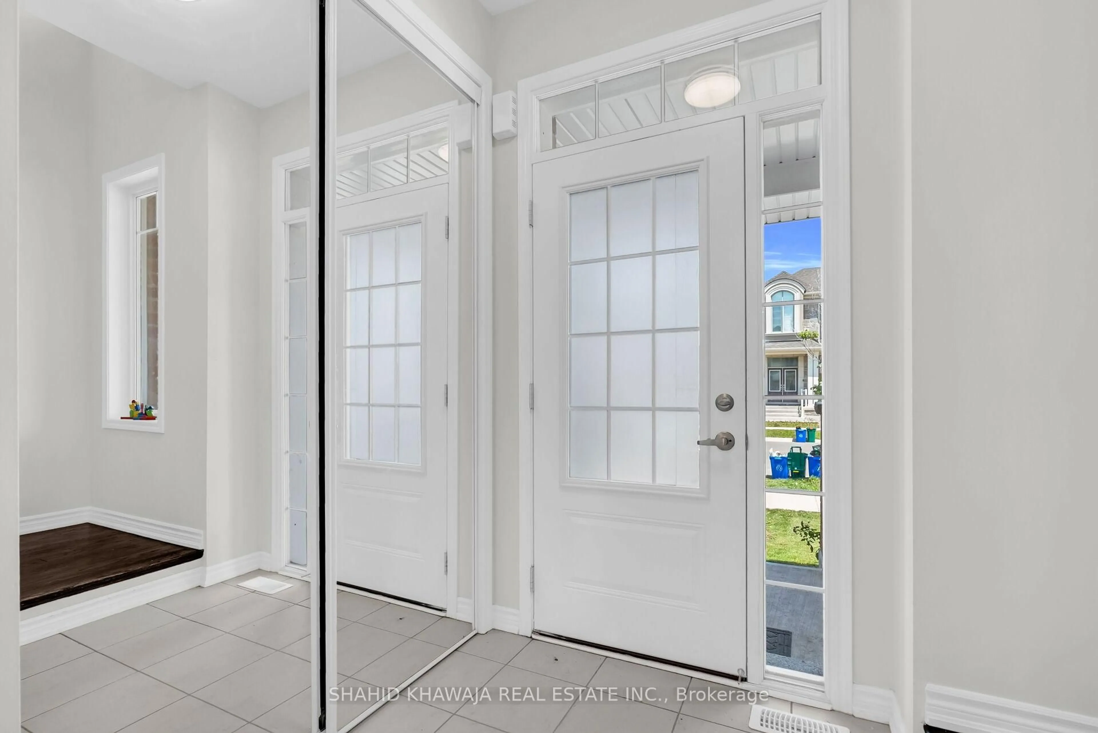 Indoor entryway for 143 Yates Dr, Milton Ontario L9E 1S7