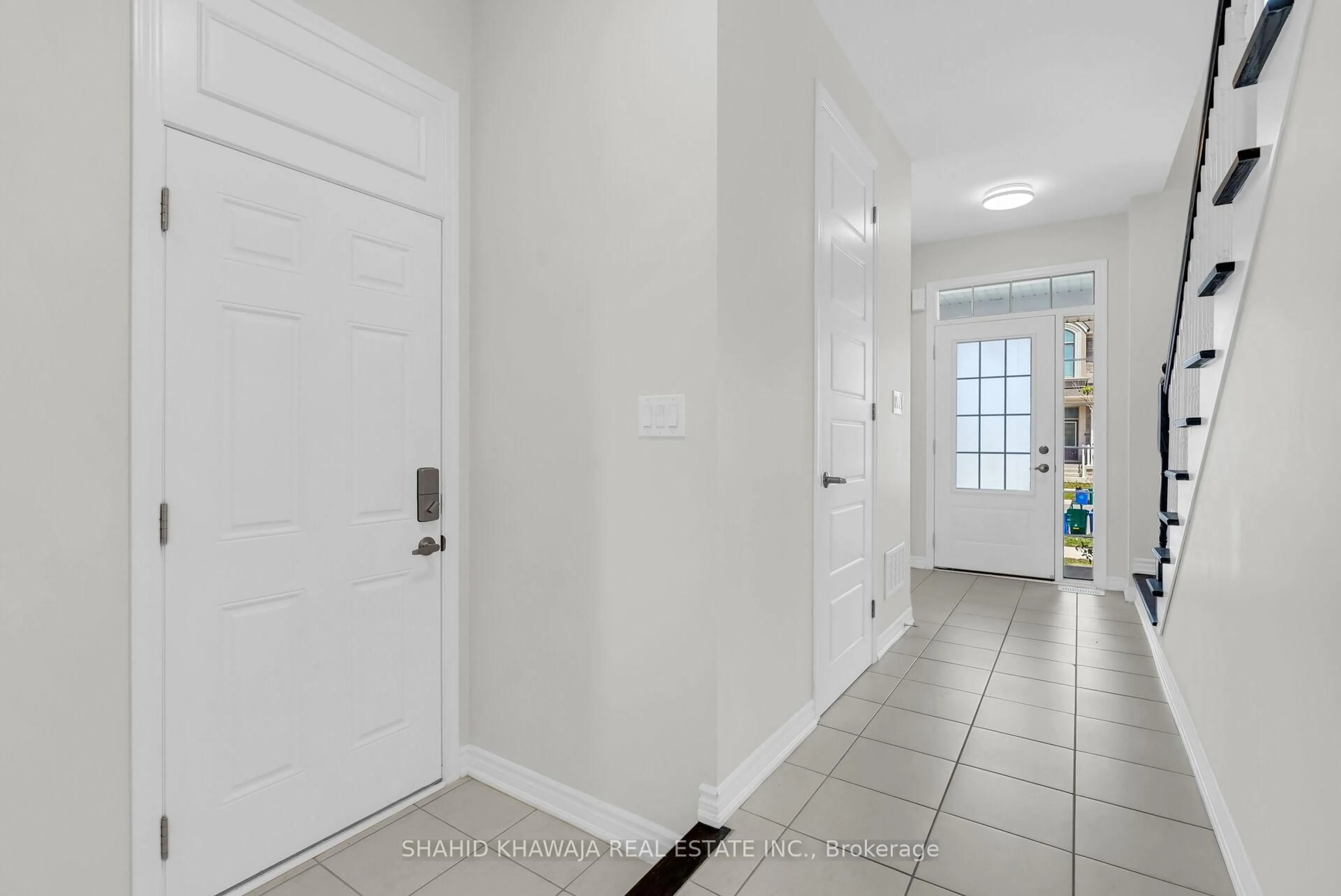 Indoor entryway for 143 Yates Dr, Milton Ontario L9E 1S7