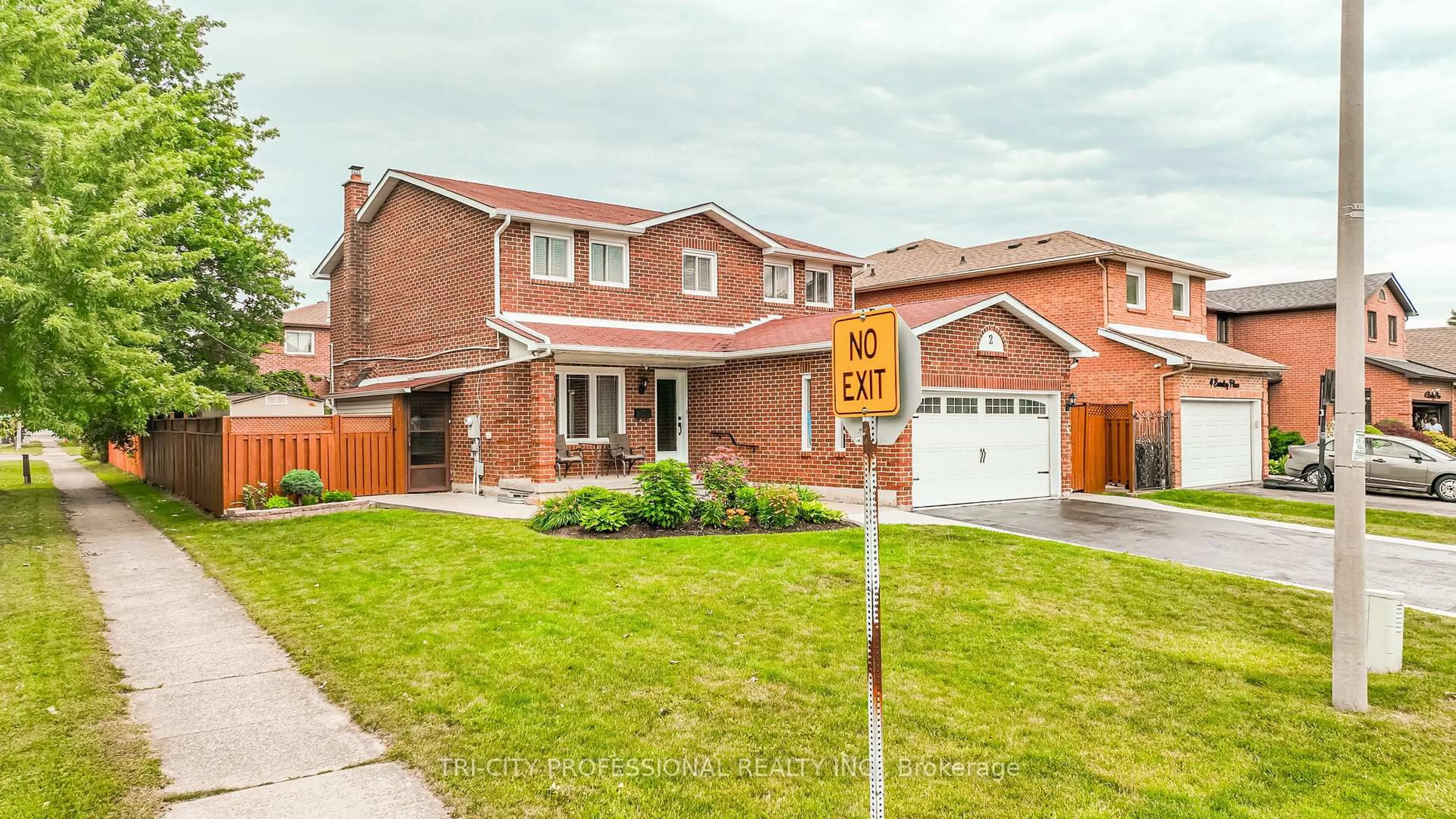 Home with brick exterior material, street for 2 Burnley Pl, Brampton Ontario L6Z 2V1