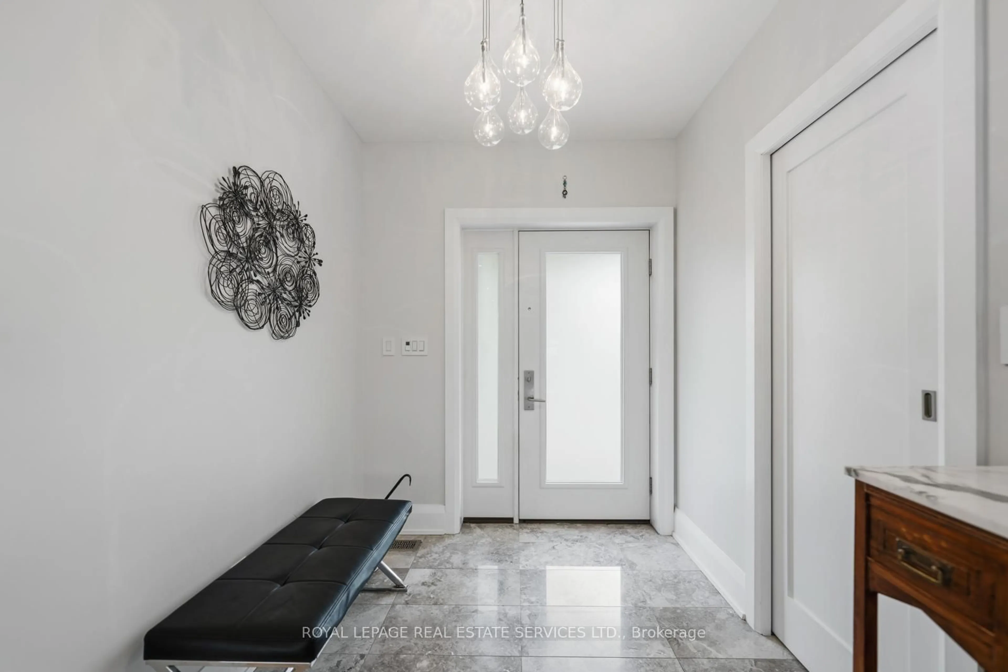 Indoor entryway for 8 Firwood Cres, Toronto Ontario M9B 2V7