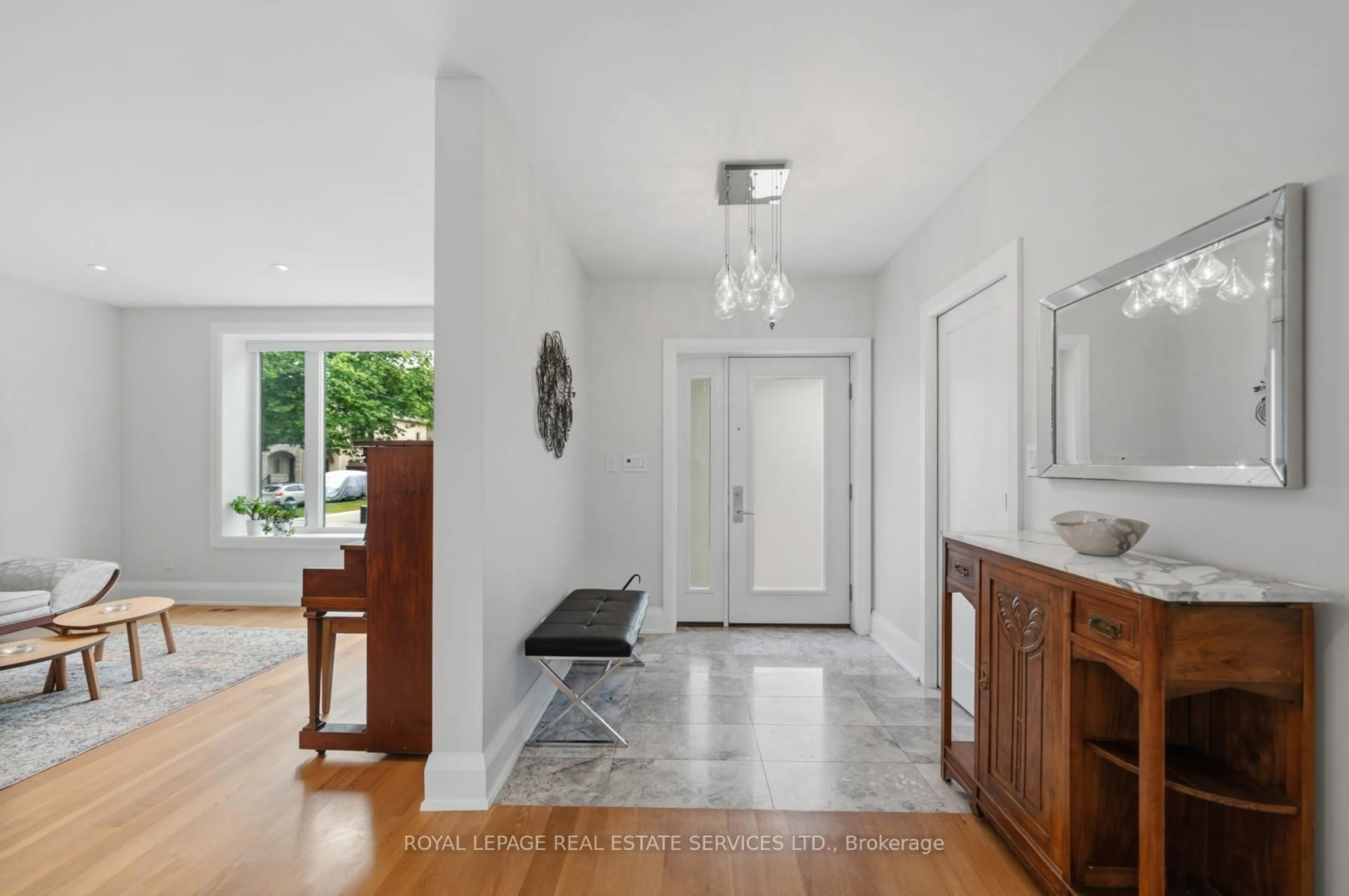 Indoor entryway for 8 Firwood Cres, Toronto Ontario M9B 2V7