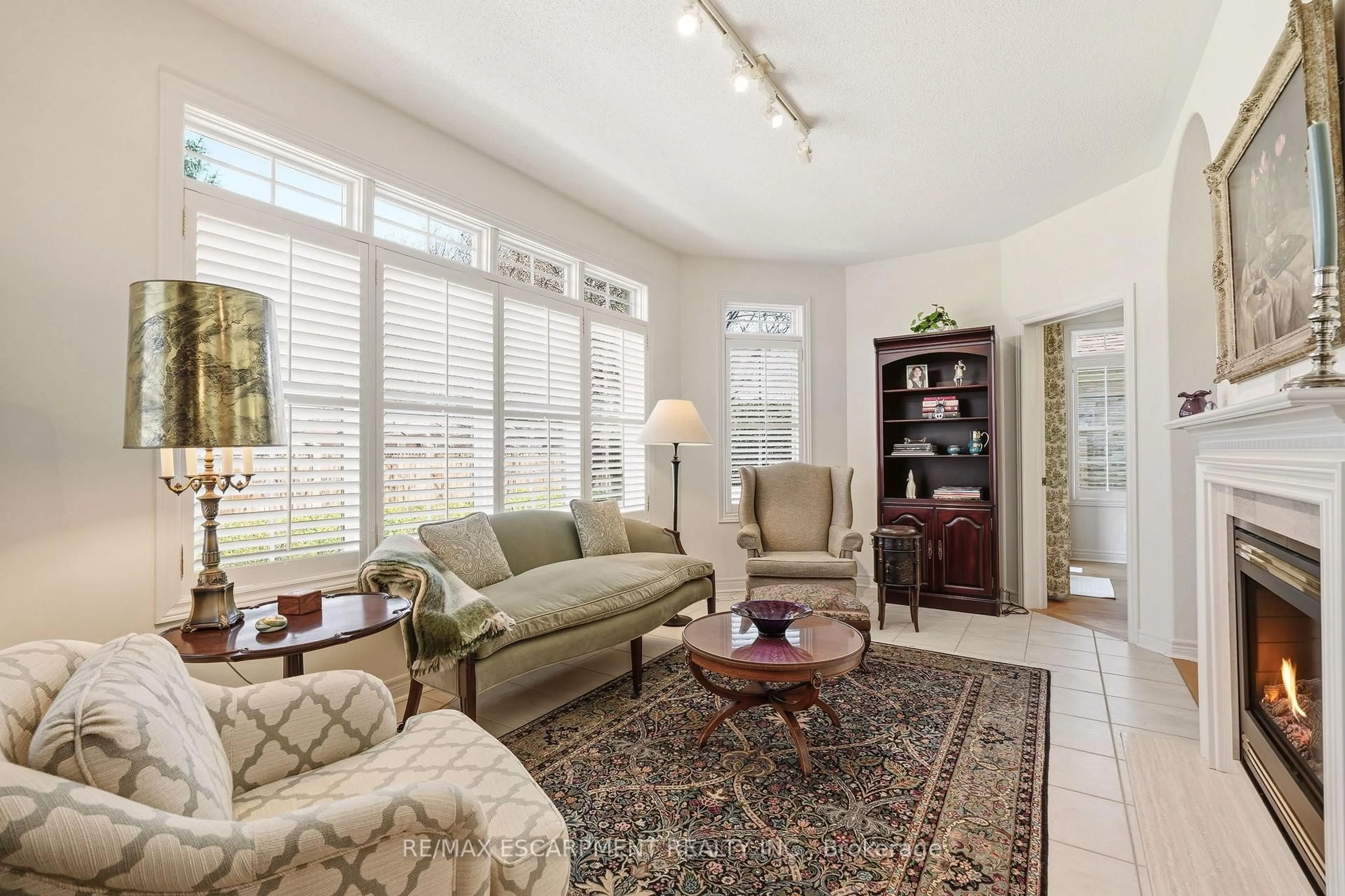 Living room with furniture, unknown for 4172 STONEBRIDGE Cres, Burlington Ontario L7M 4N2