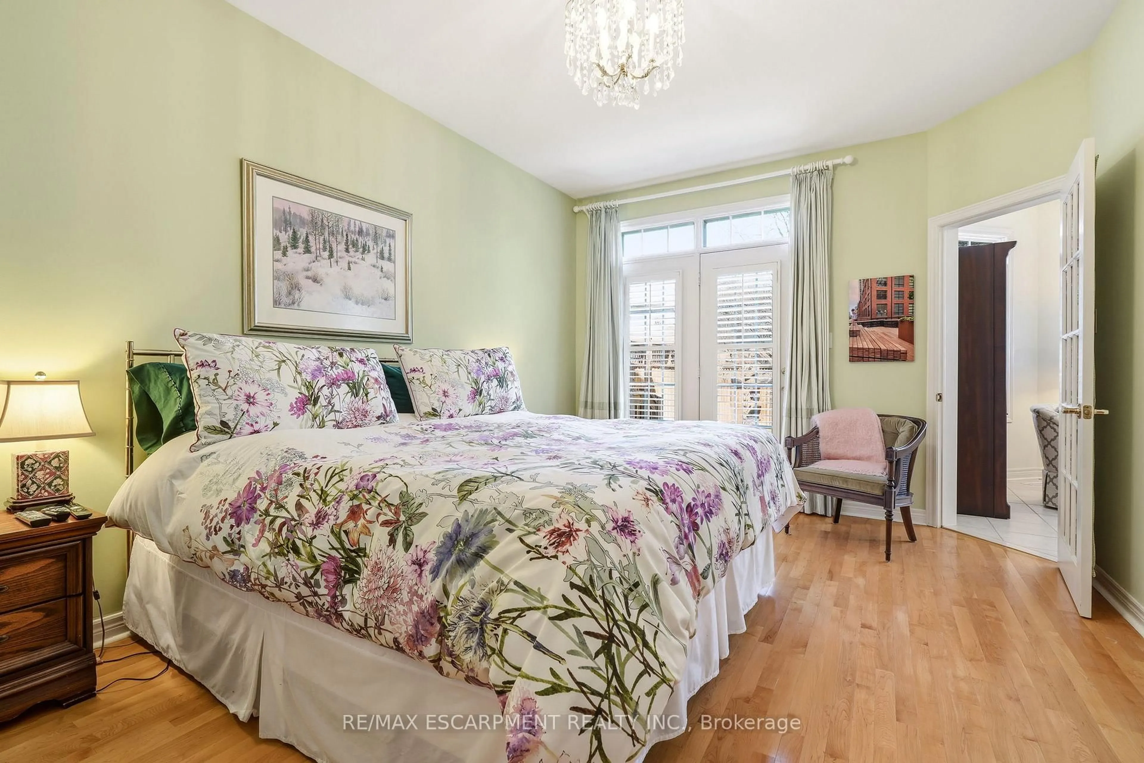 Bedroom with bed, unknown for 4172 STONEBRIDGE Cres, Burlington Ontario L7M 4N2