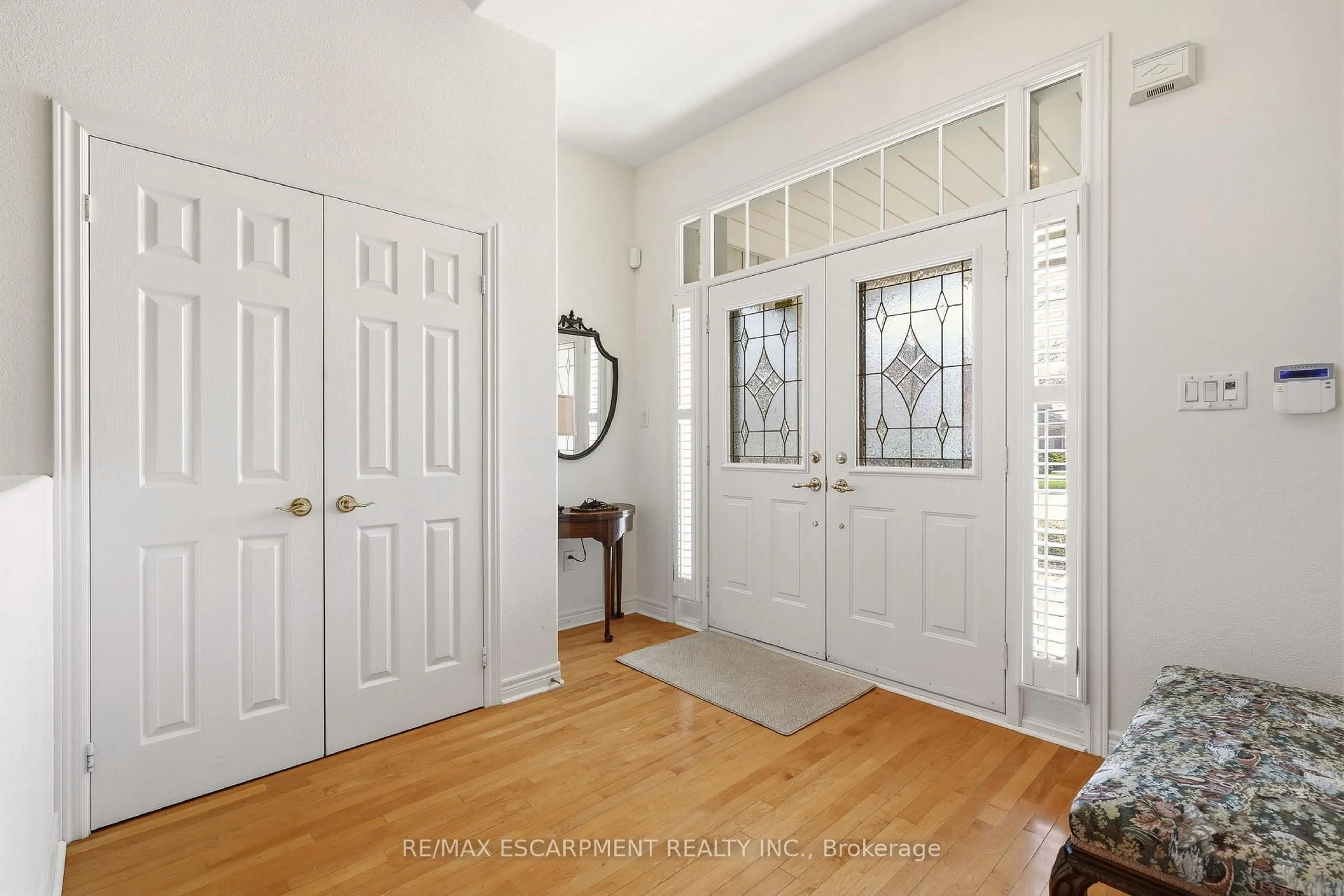 Indoor entryway for 4172 STONEBRIDGE Cres, Burlington Ontario L7M 4N2