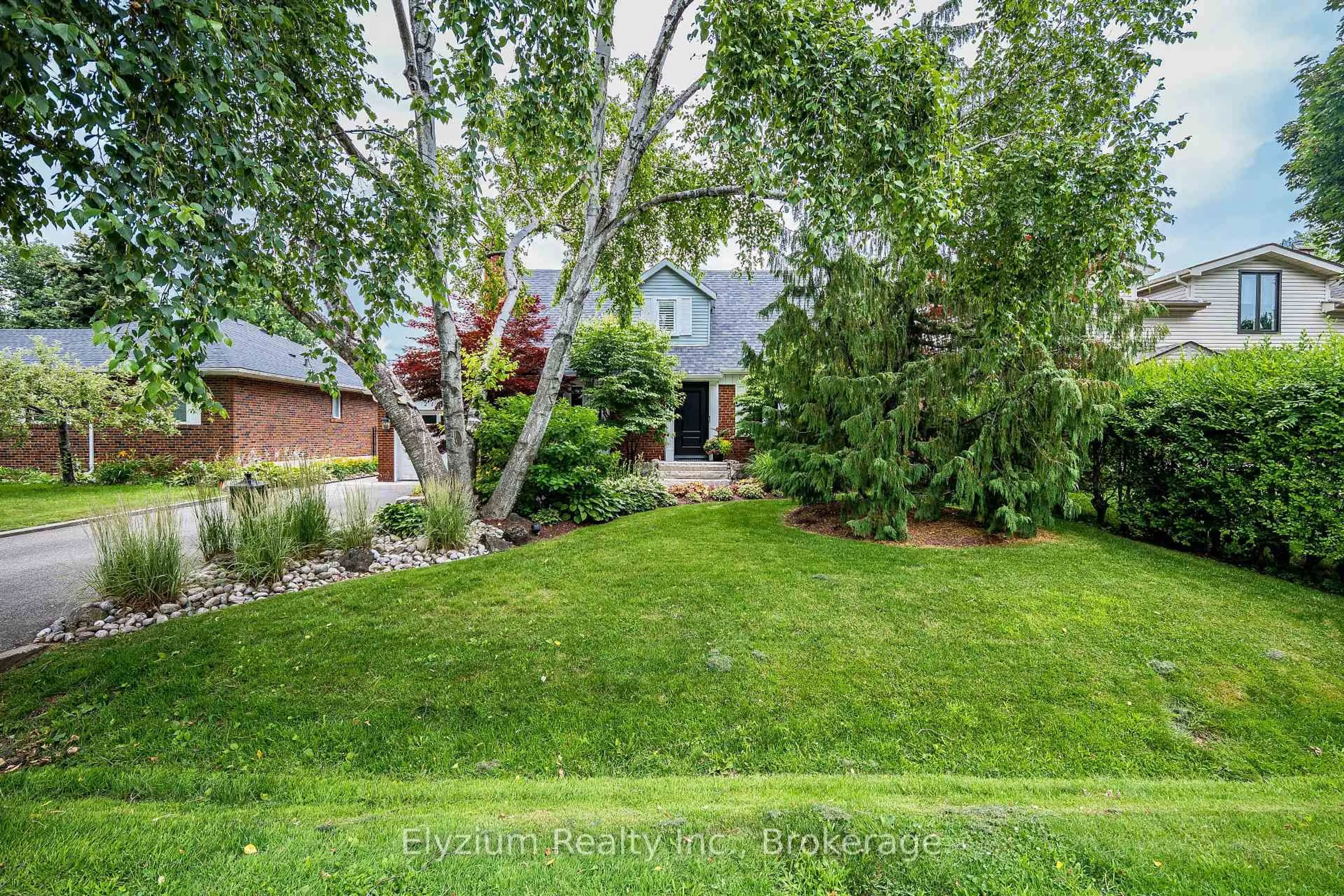 A pic from outside/outdoor area/front of a property/back of a property/a pic from drone, street for 2181 Harcourt Cres, Mississauga Ontario L4Y 1W2