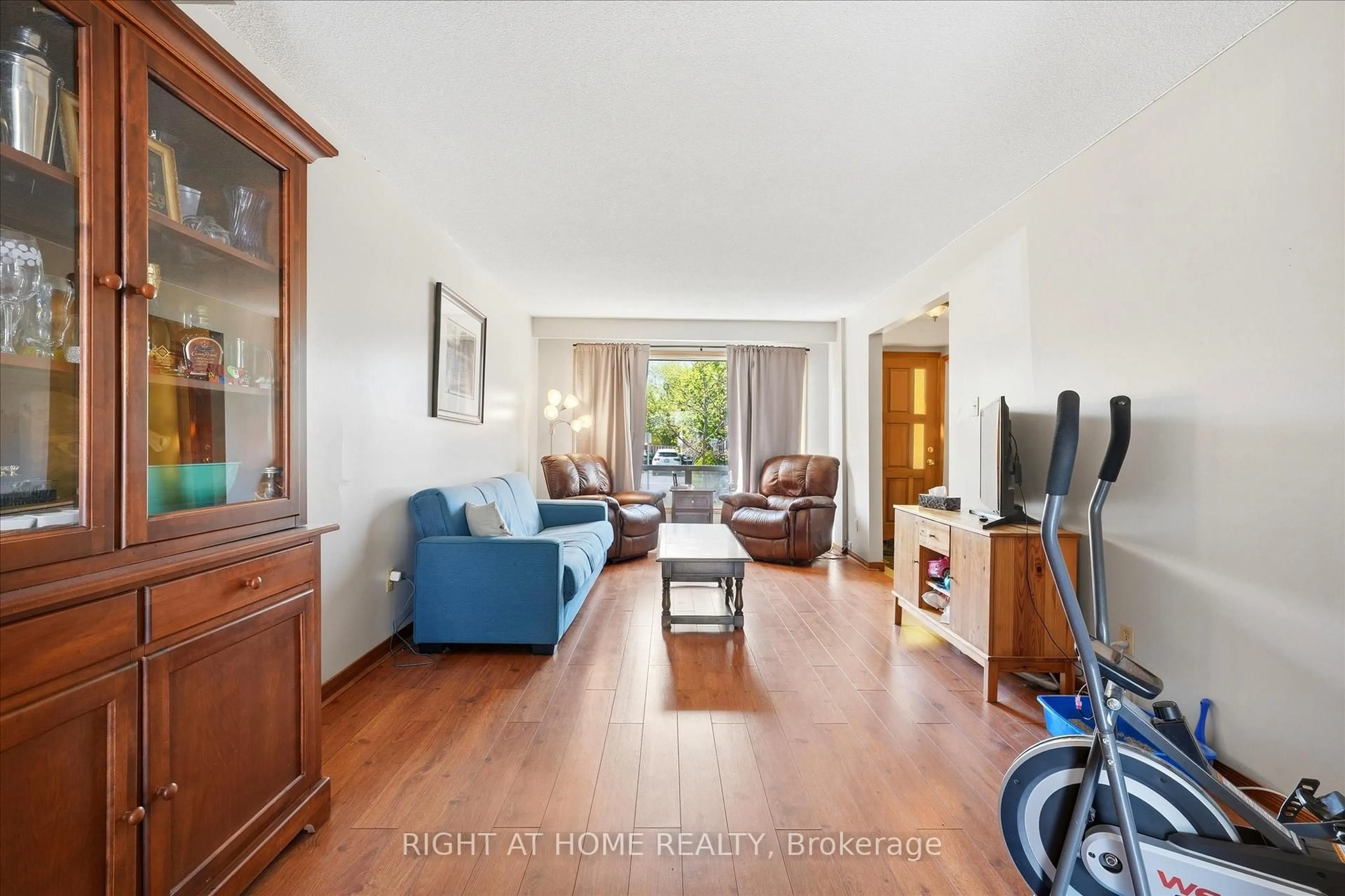 Living room with furniture, wood/laminate floor for 100 Burbank Cres, Orangeville Ontario L9W 3E7