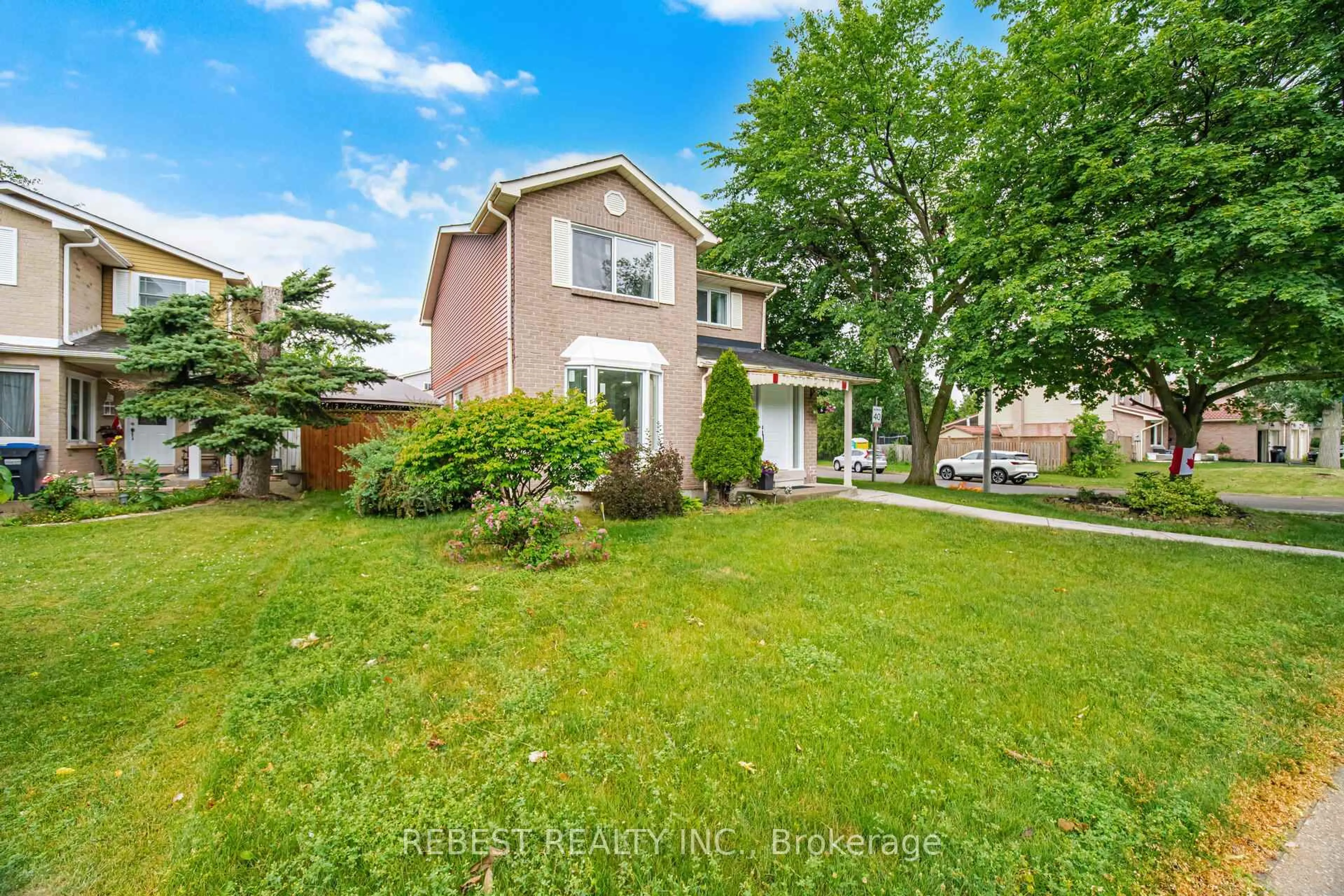 A pic from outside/outdoor area/front of a property/back of a property/a pic from drone, street for 3120 Mccarron Cres, Mississauga Ontario L5N 3H5