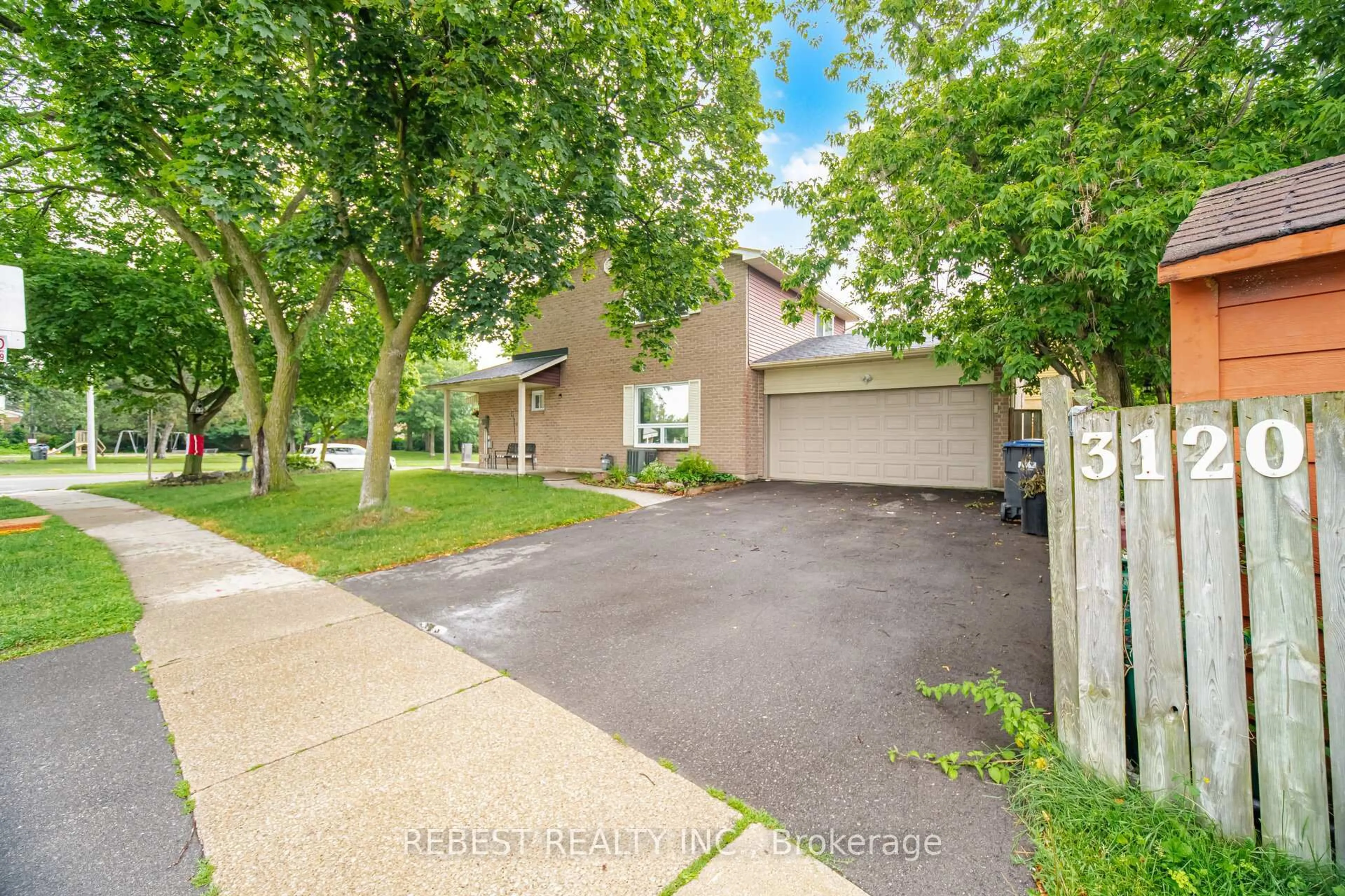 A pic from outside/outdoor area/front of a property/back of a property/a pic from drone, street for 3120 Mccarron Cres, Mississauga Ontario L5N 3H5