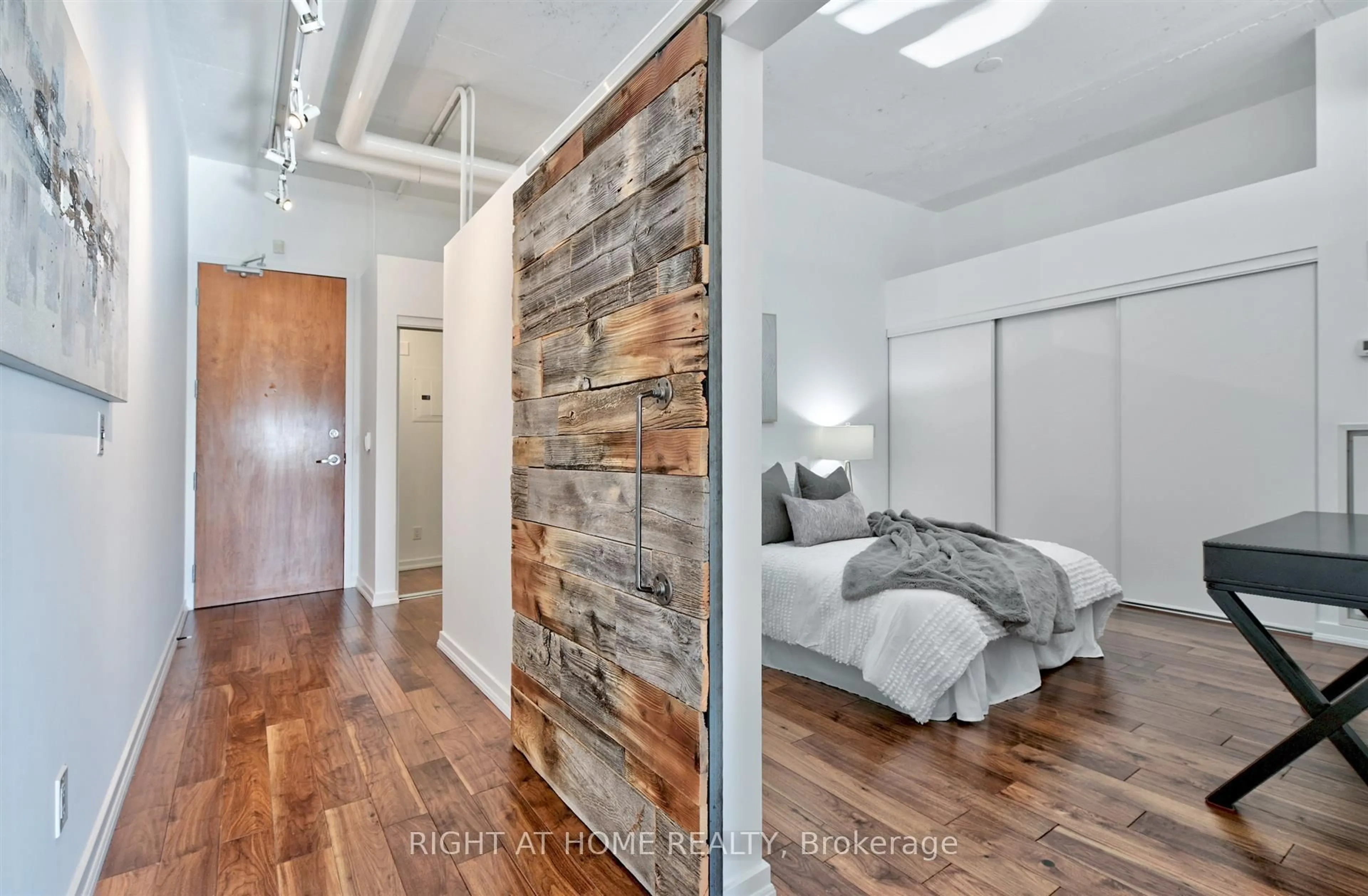 Indoor entryway for 2 Fieldway Rd #611, Toronto Ontario M8Z 0B9