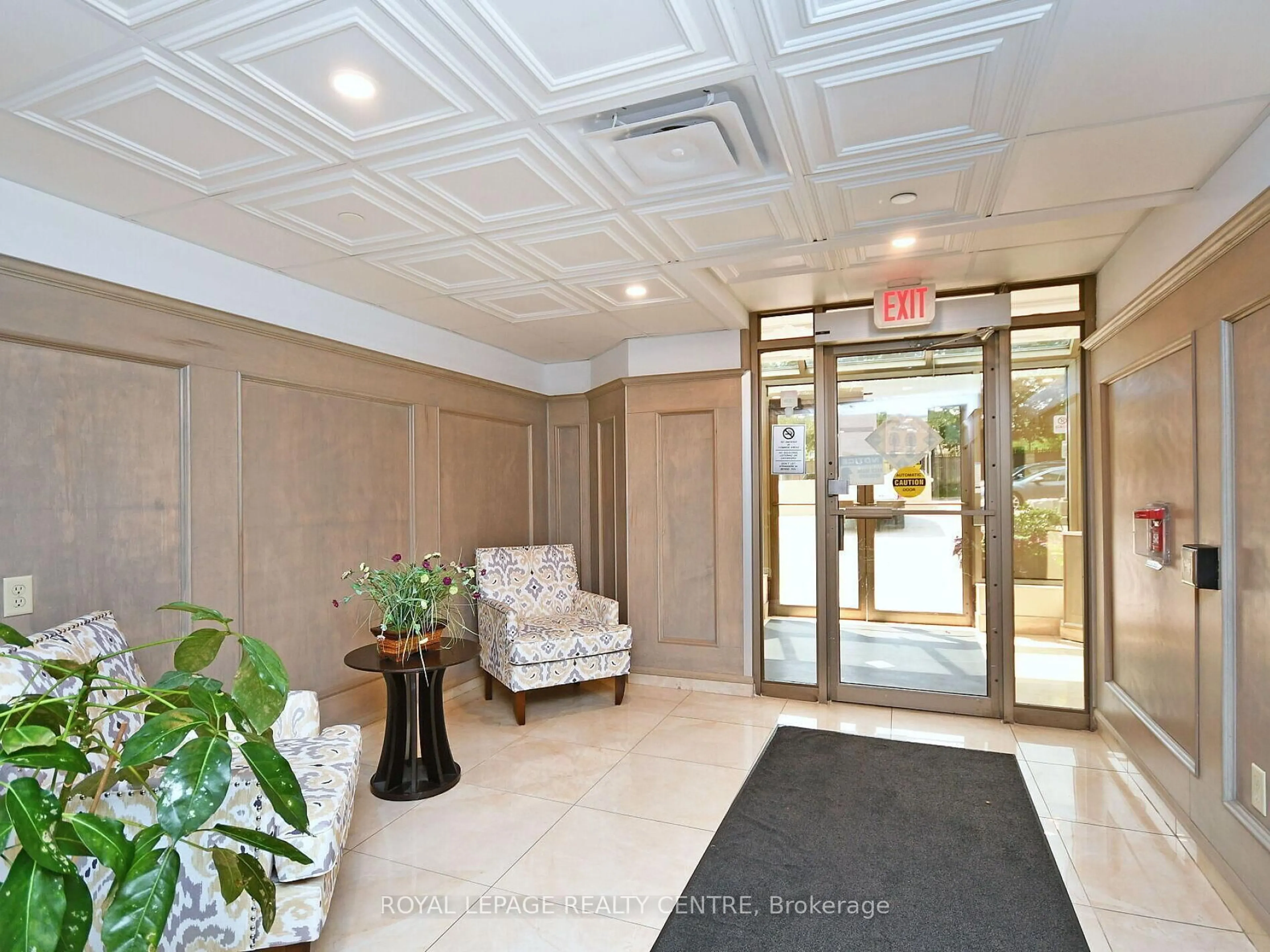 Indoor foyer for 25 Fairview Rd #807, Mississauga Ontario L5B 3Y8