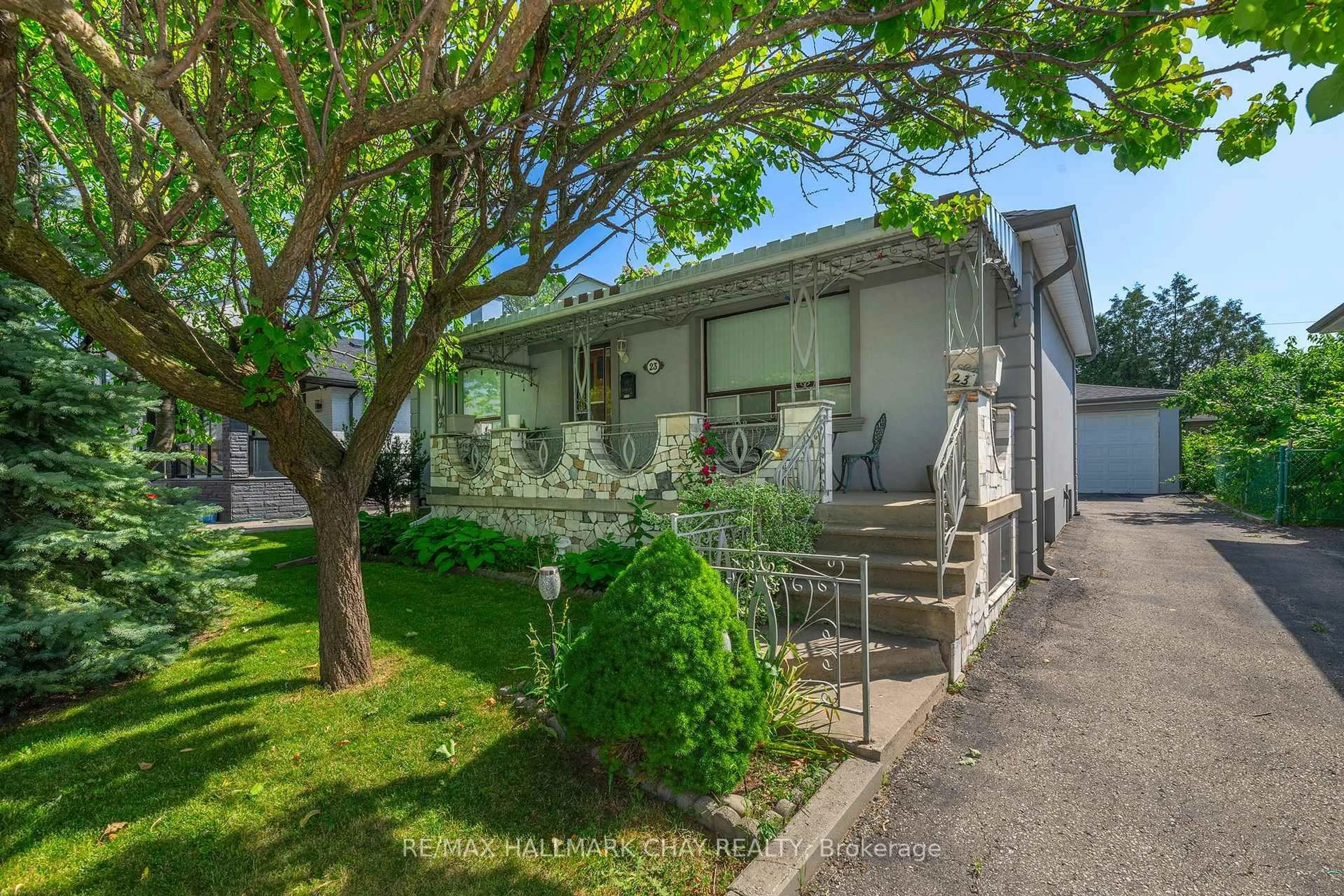 A pic from outside/outdoor area/front of a property/back of a property/a pic from drone, street for 23 Chappel Hill Rd, Toronto Ontario M3M 1M1