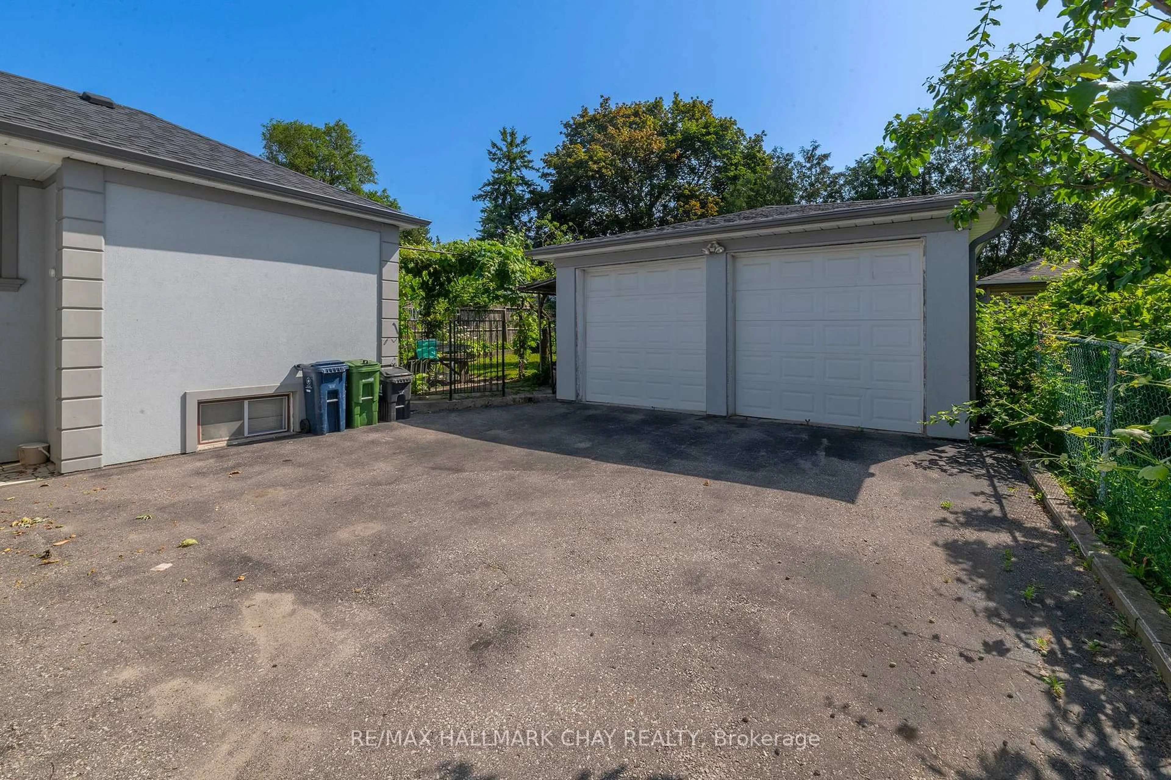 A pic from outside/outdoor area/front of a property/back of a property/a pic from drone, street for 23 Chappel Hill Rd, Toronto Ontario M3M 1M1