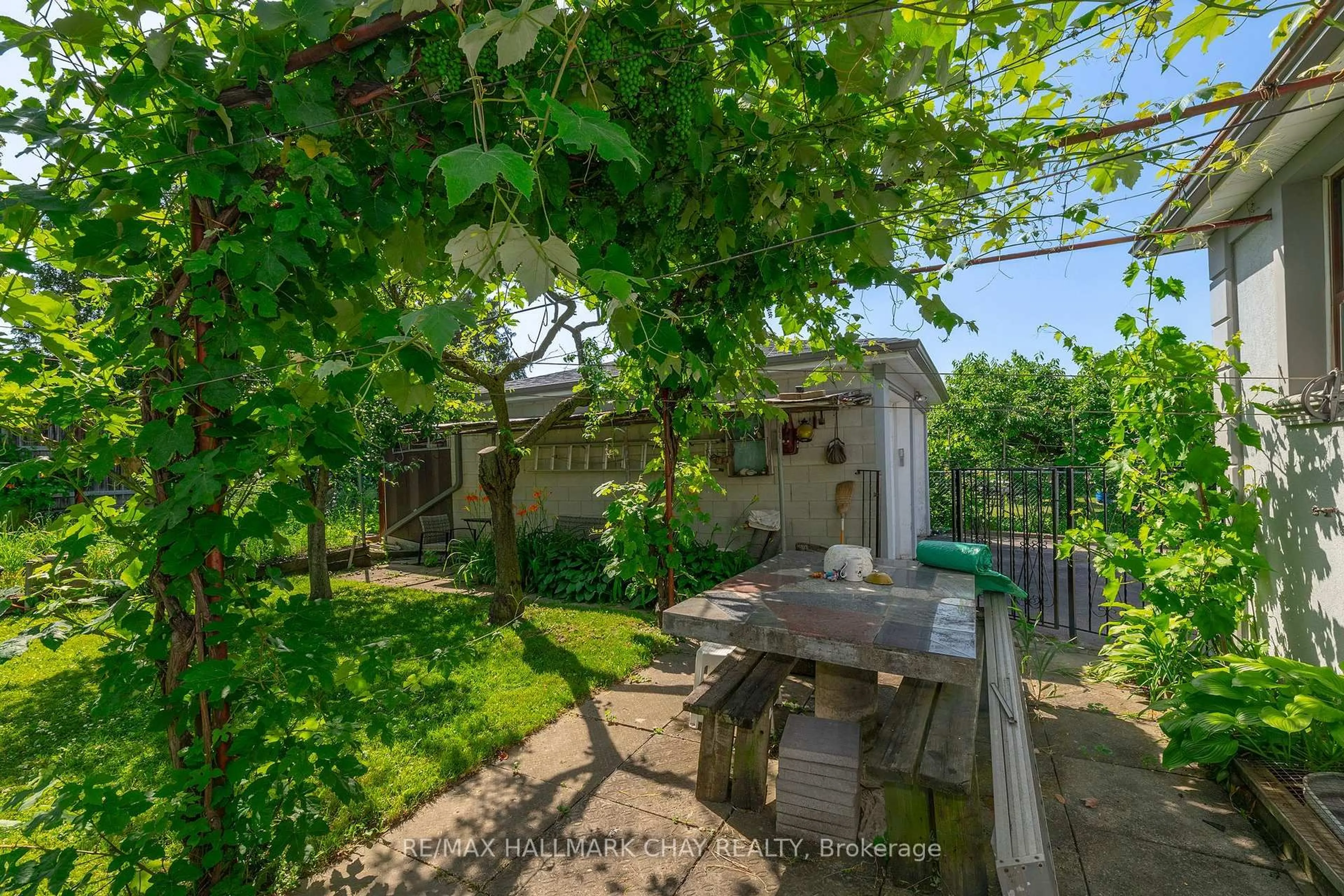 A pic from outside/outdoor area/front of a property/back of a property/a pic from drone, street for 23 Chappel Hill Rd, Toronto Ontario M3M 1M1