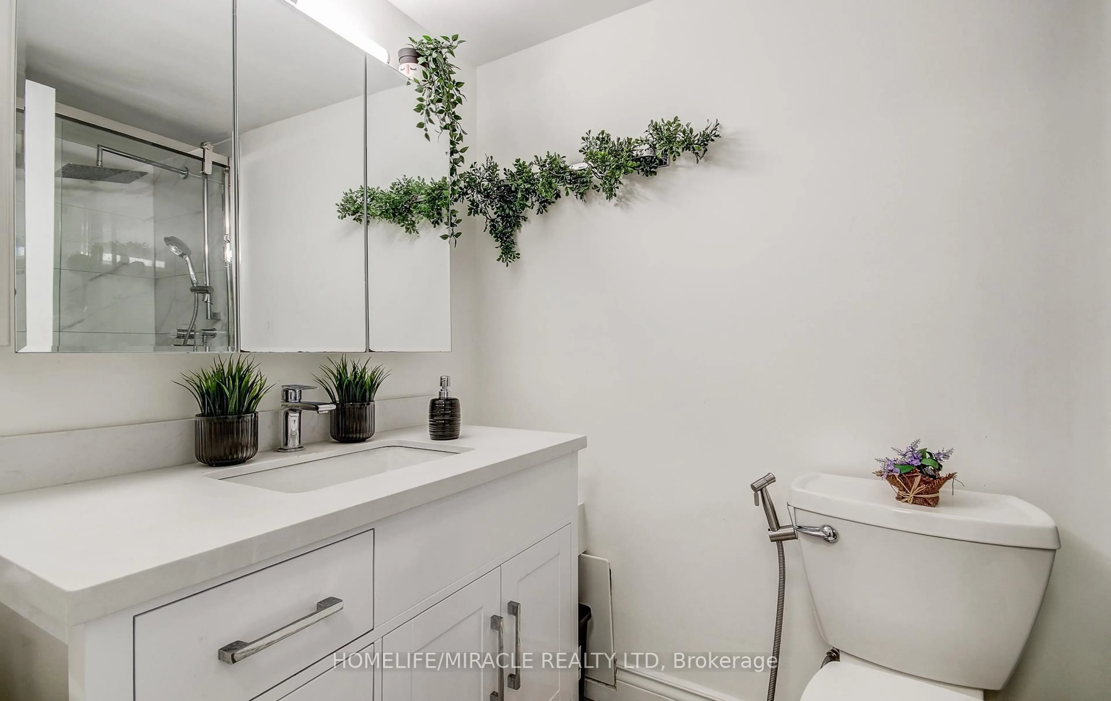 Contemporary bathroom, ceramic/tile floor for 1333 Bloor St #504, Mississauga Ontario L4Y 3T6