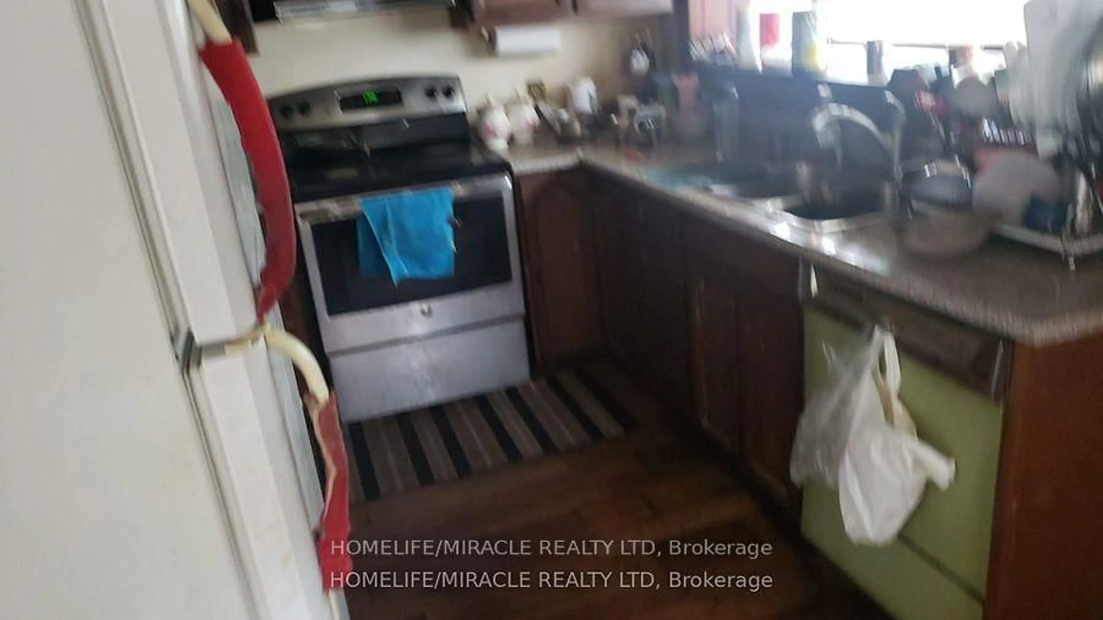 Standard kitchen, unknown for 7496 Redstone Rd, Mississauga Ontario L4T 2B6