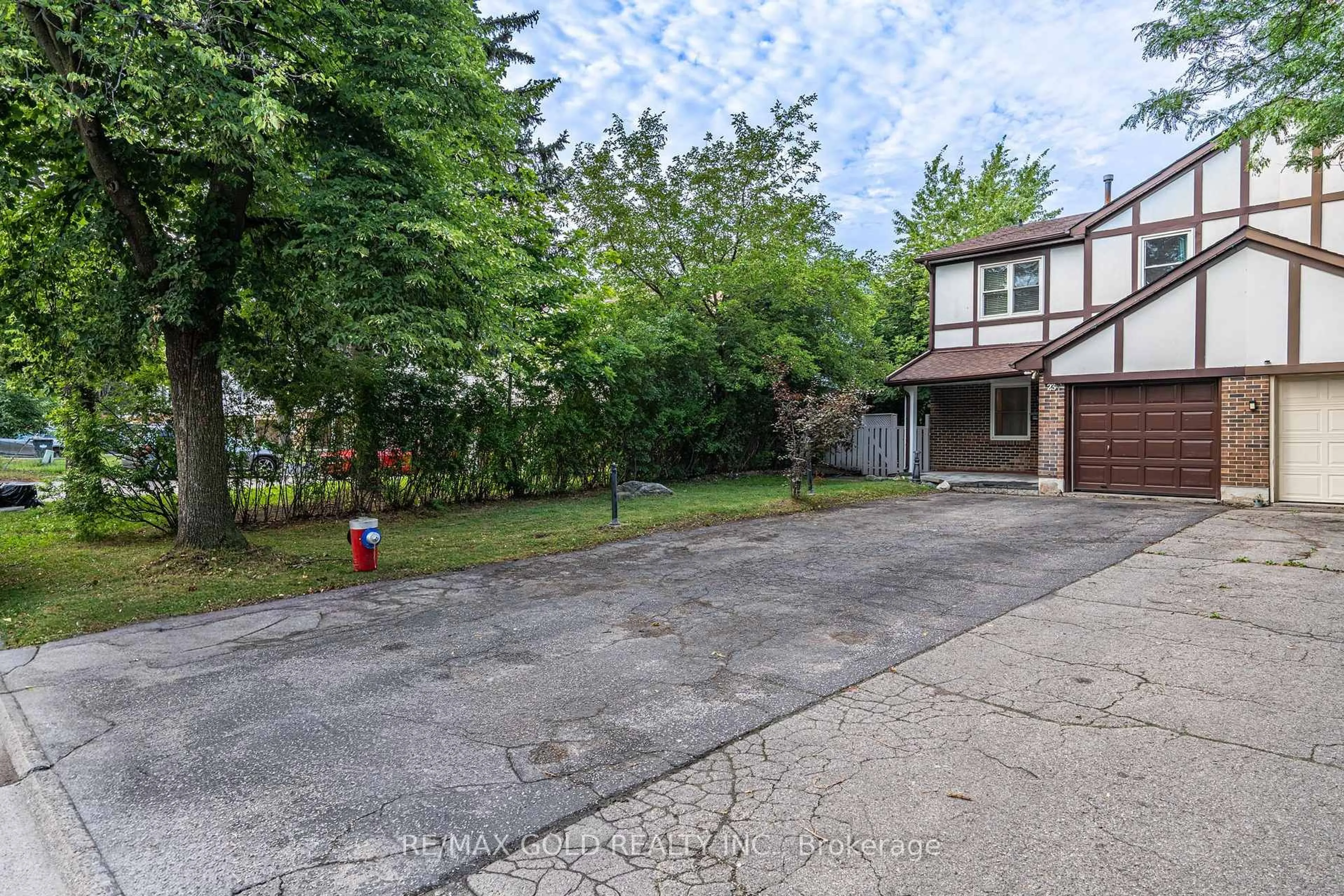 A pic from outside/outdoor area/front of a property/back of a property/a pic from drone, street for 23 Judith Cres, Brampton Ontario L6S 3J3