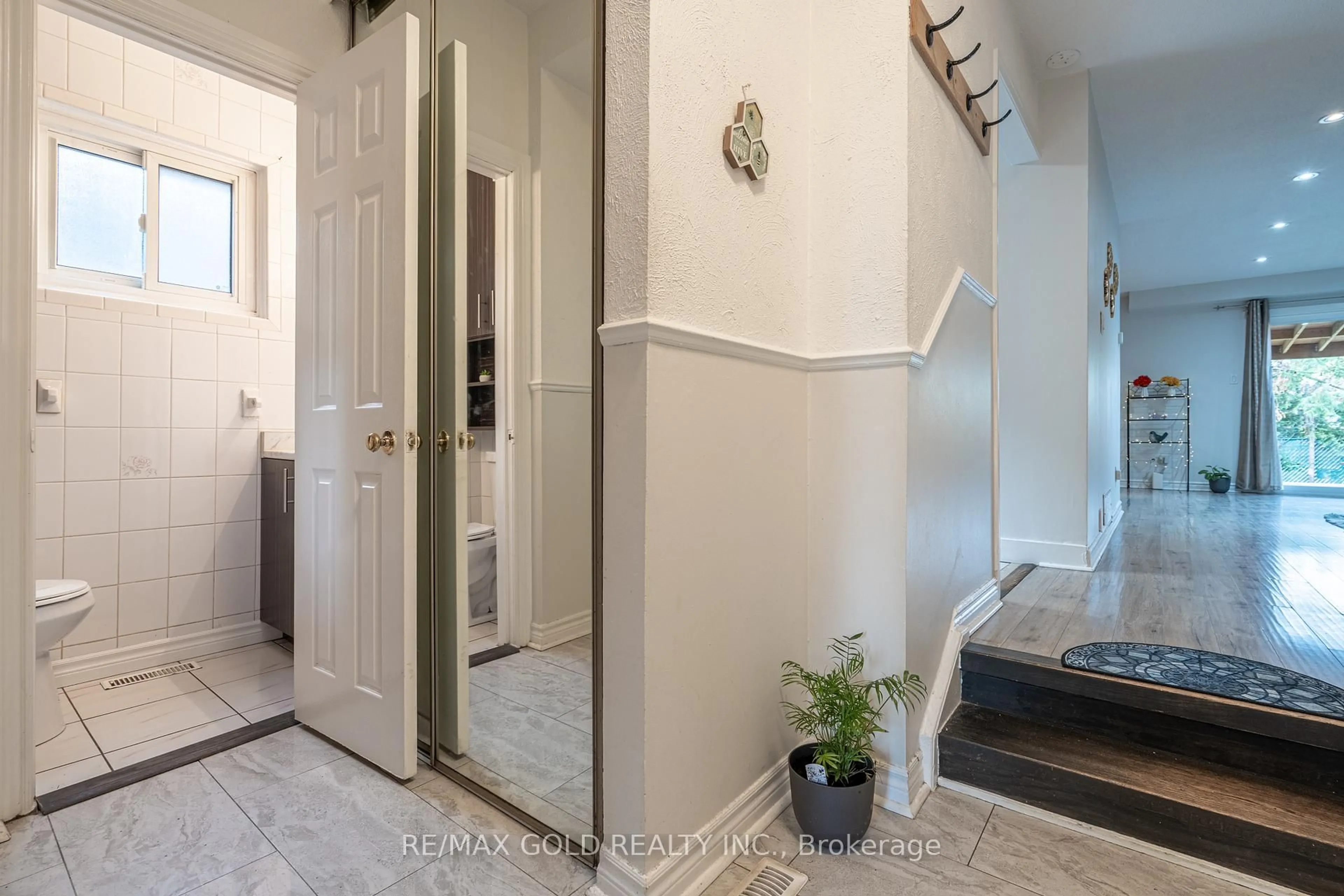 Indoor entryway for 23 Judith Cres, Brampton Ontario L6S 3J3